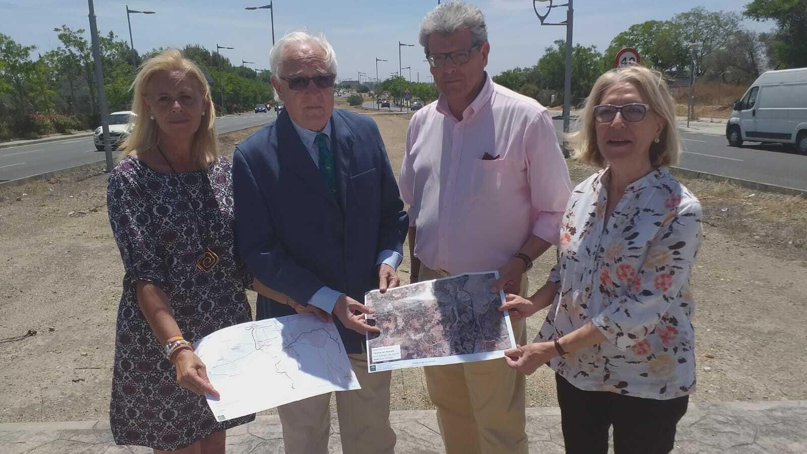 Raynaud posa con Ricardo Tarno y con Lola Romero y Reyes Pérez, de Bormujos y Gines, en la plataforma que se construyó para el tranvía del Aljarafe y está abandonada.
