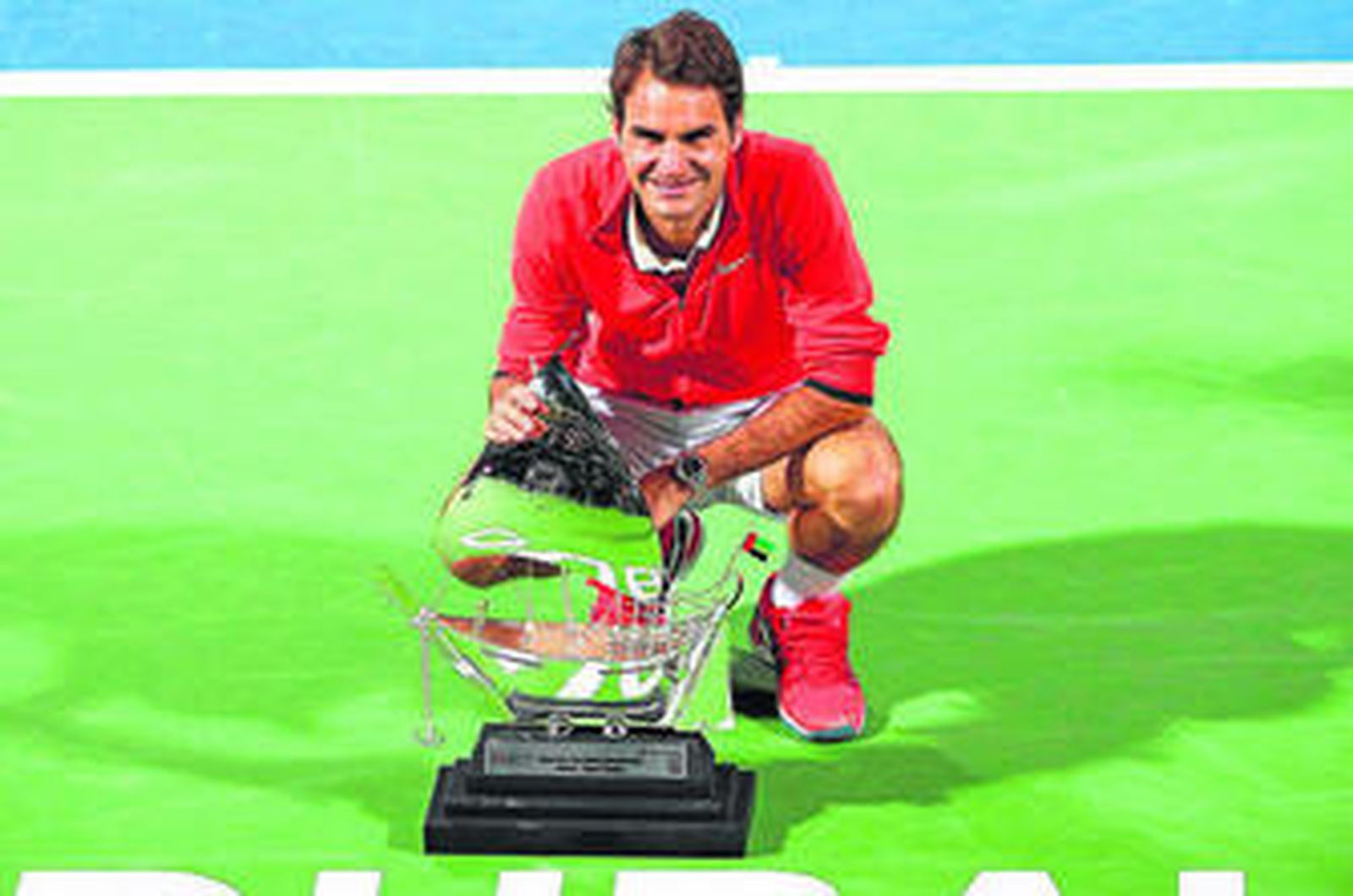 Roger Federer posa con su trofeo tras coronarse campeón en el torneo de Dubai.