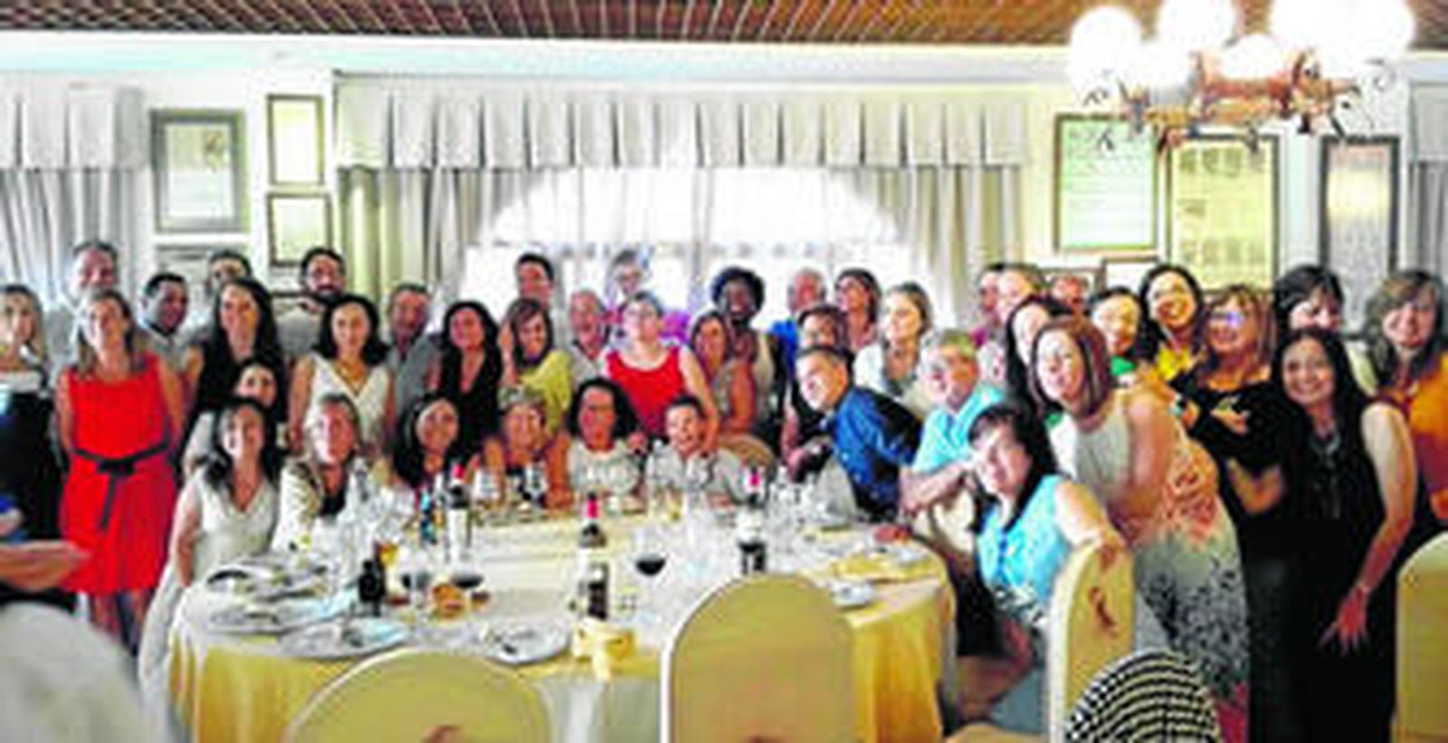 Foto de familia de los asistentes al entrañable evento.