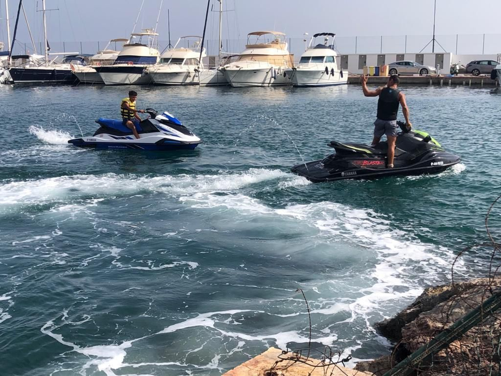 El monitor, Hugo Fernández, guiando una excursión.
