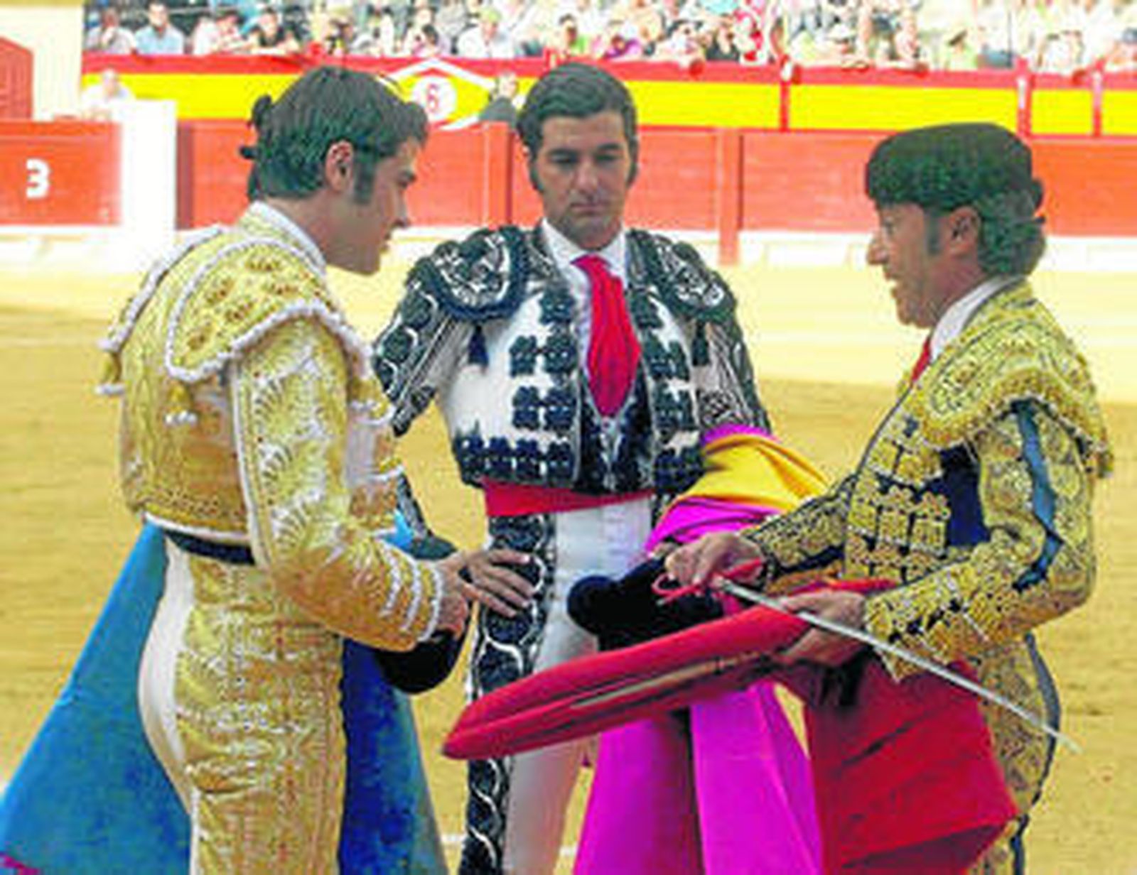 Luis Francisco Esplá, a punto de cederle los trastos a su hijo en presencia de Morante de la Puebla.