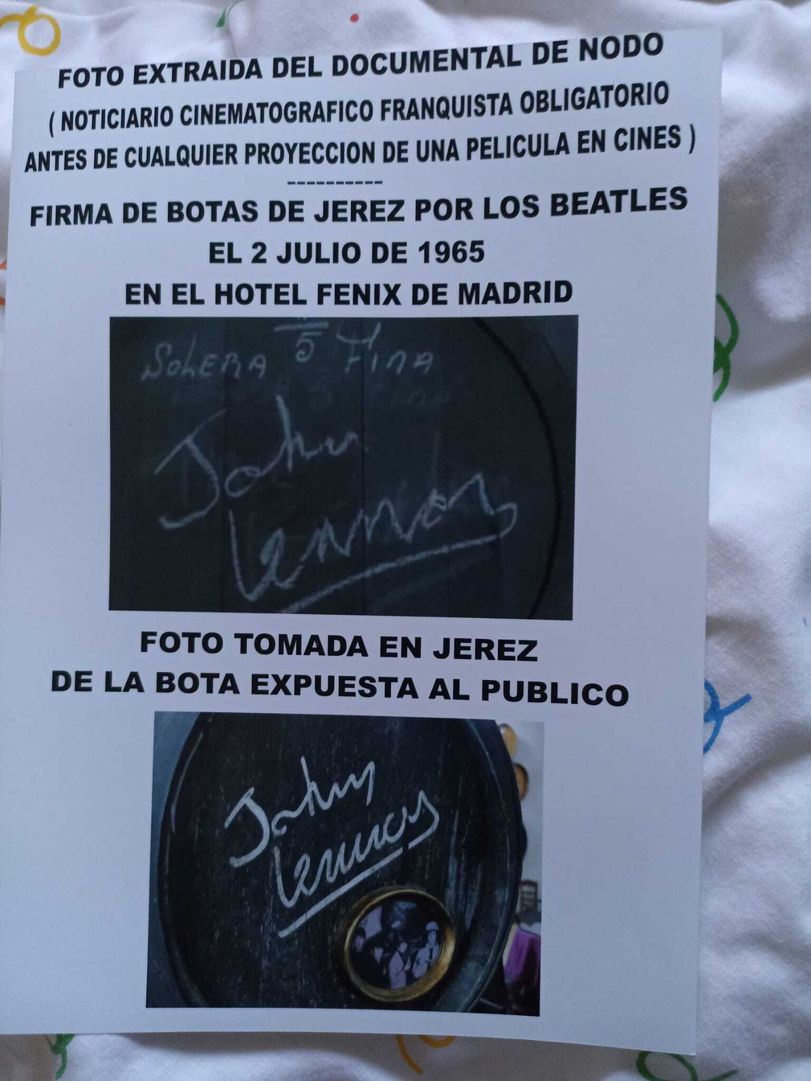Firma de John Lennon y la expuesta en la bodega.