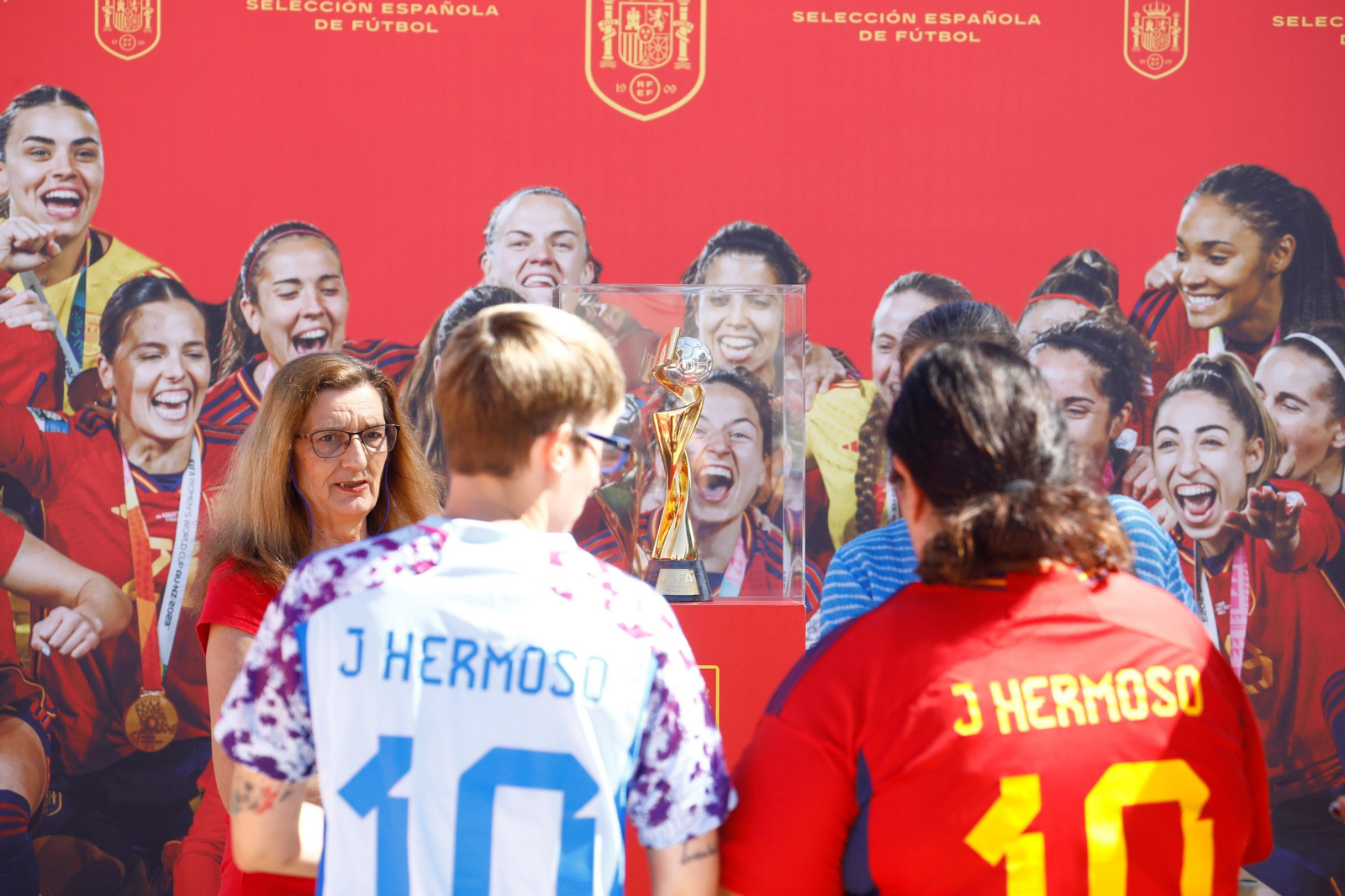 Córdoba se divierte en la 'Fan Zone' previa al partido de España ante Suiza, en imágenes
