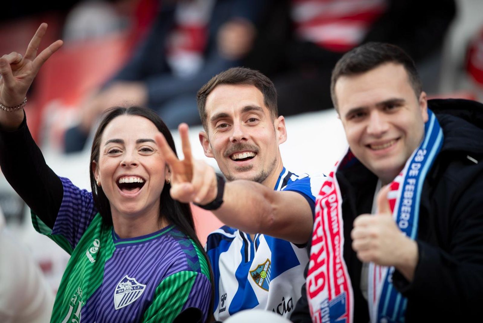 Encuéntrate en la grada del Estadio Nuevo Los Cármenes durante el Granada CF-Málaga CF
