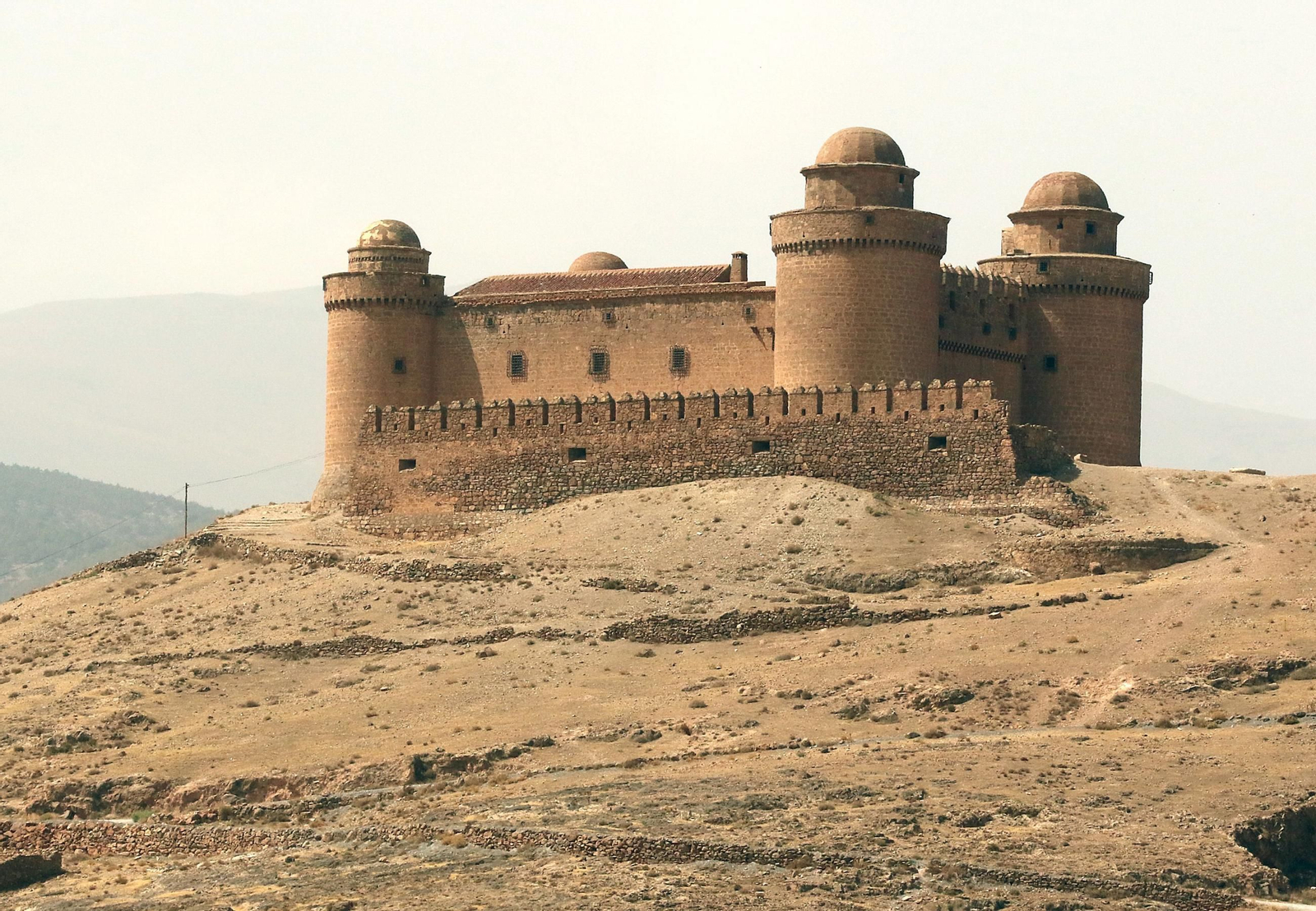 La sobria mole militar hacia el exterior, ofrece un contraste en la distinguida decoración de su interior