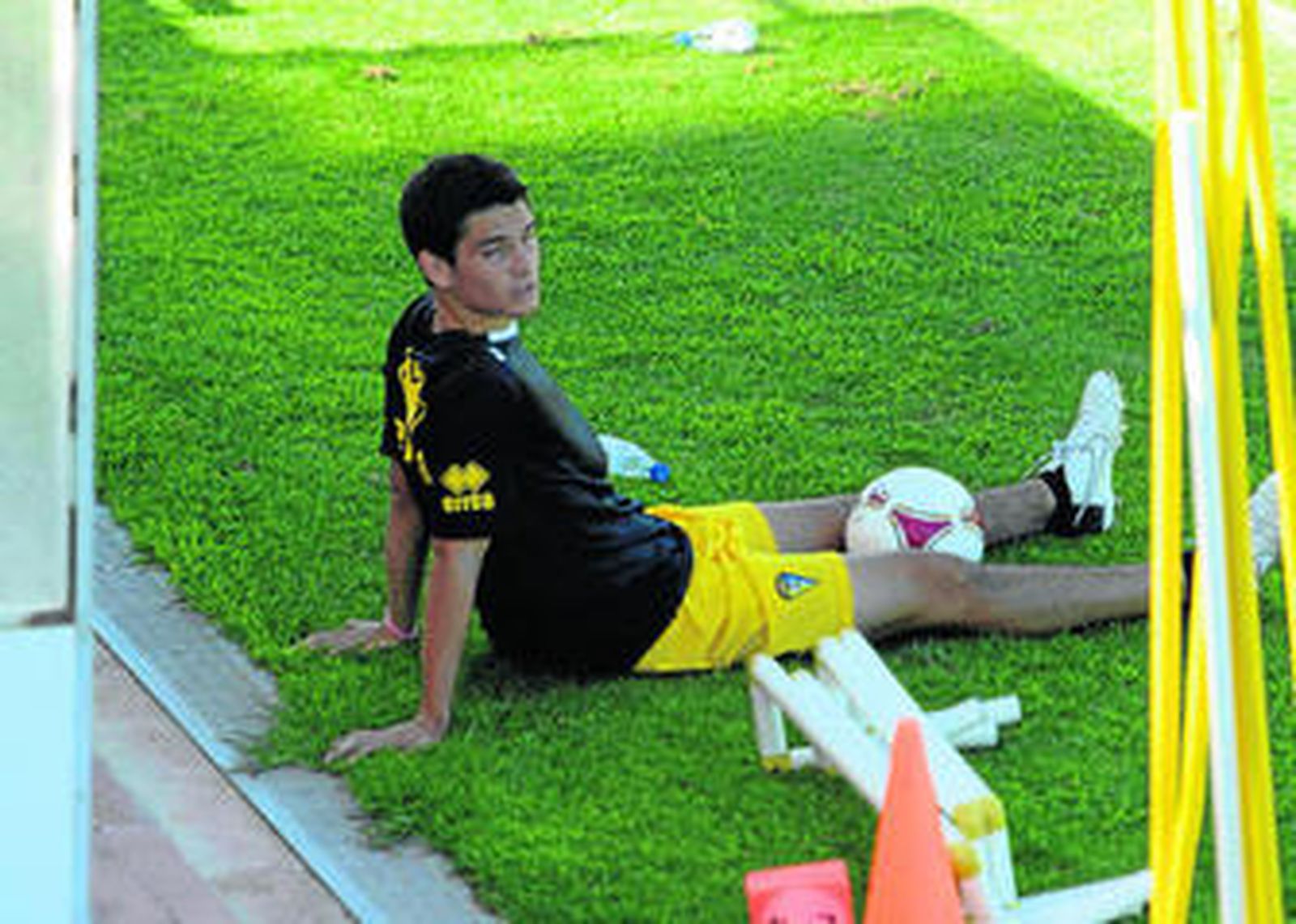 Galindo, sentado sobre el césped tras un entrenamiento en El Rosal.