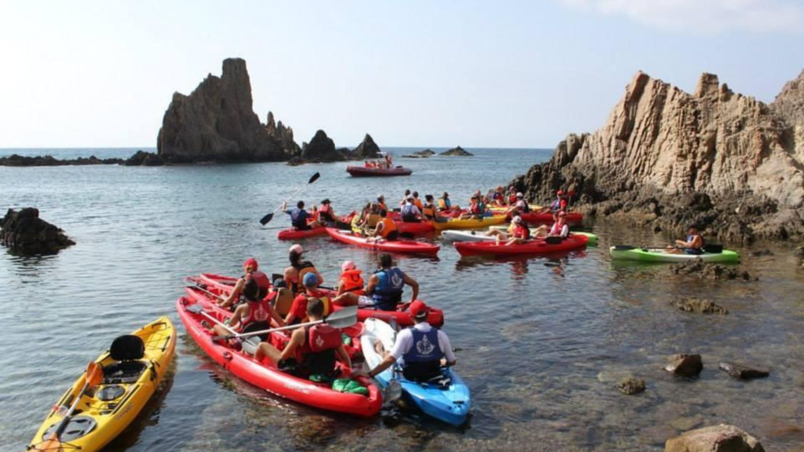 Varios kayaks en el Arrecife de las Sirenas. Varios kayaks en el Arrecife de las Sirenas.
