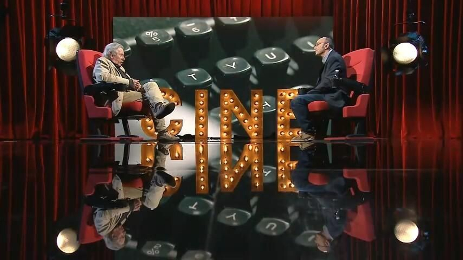 Manuel Bellido, a la derecha, en una de sus entrevistas en 'Una de cine'