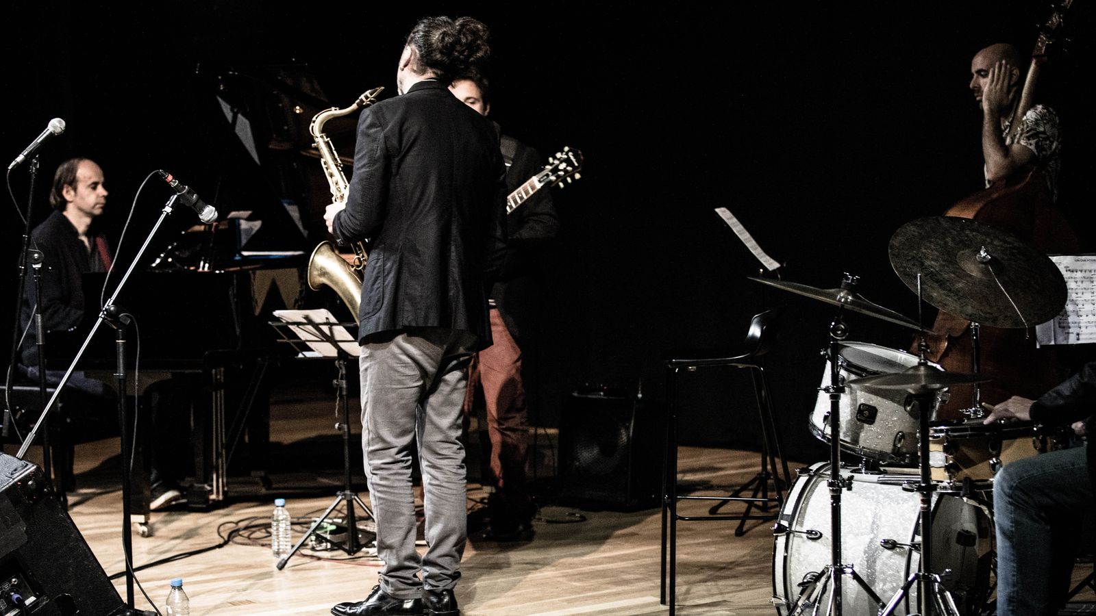 Cortejosa dirigiéndose a la banda en un momento del concierto.