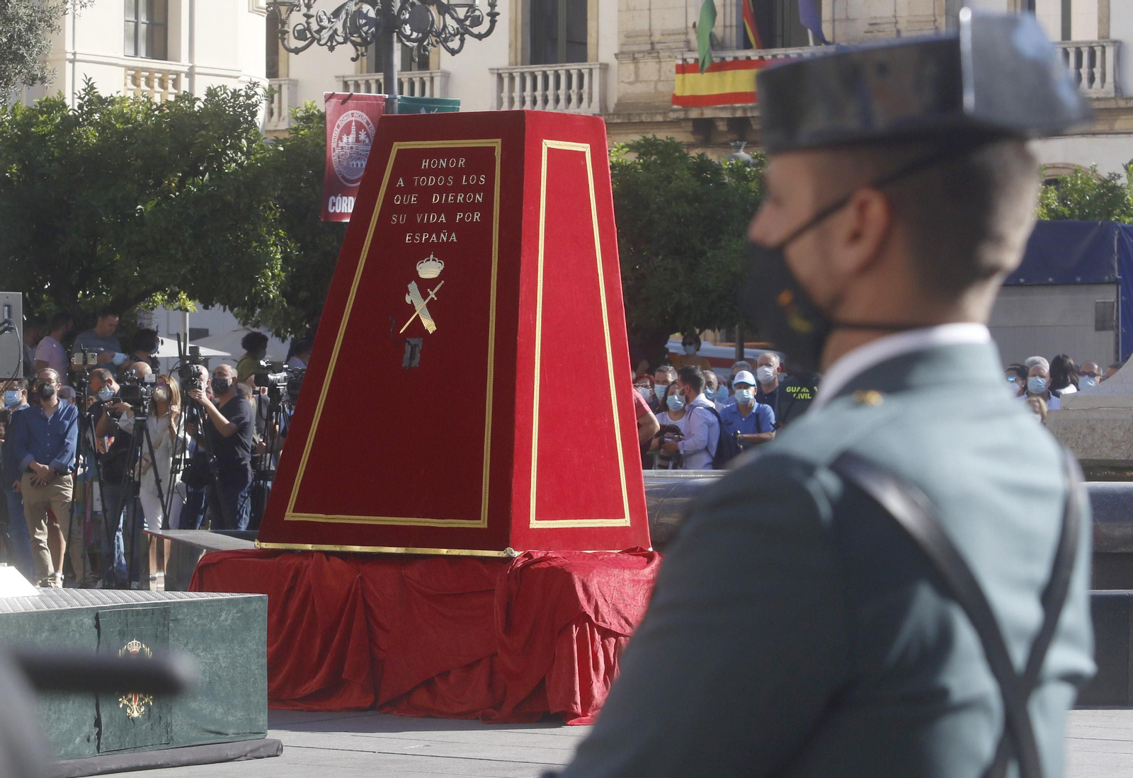 La izada de la bandera de España en las Tendillas, en imágenes.