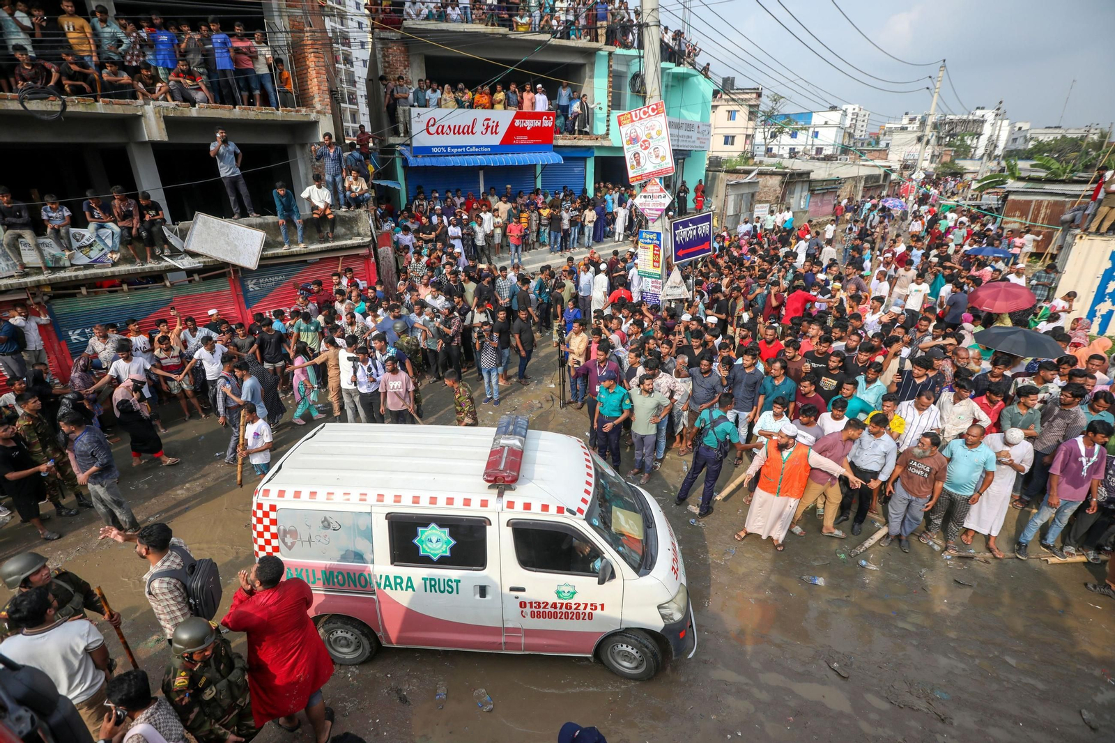 Al menos 19 muertos y más de 160 heridos en el accidente de un avión militar en Bangladés.