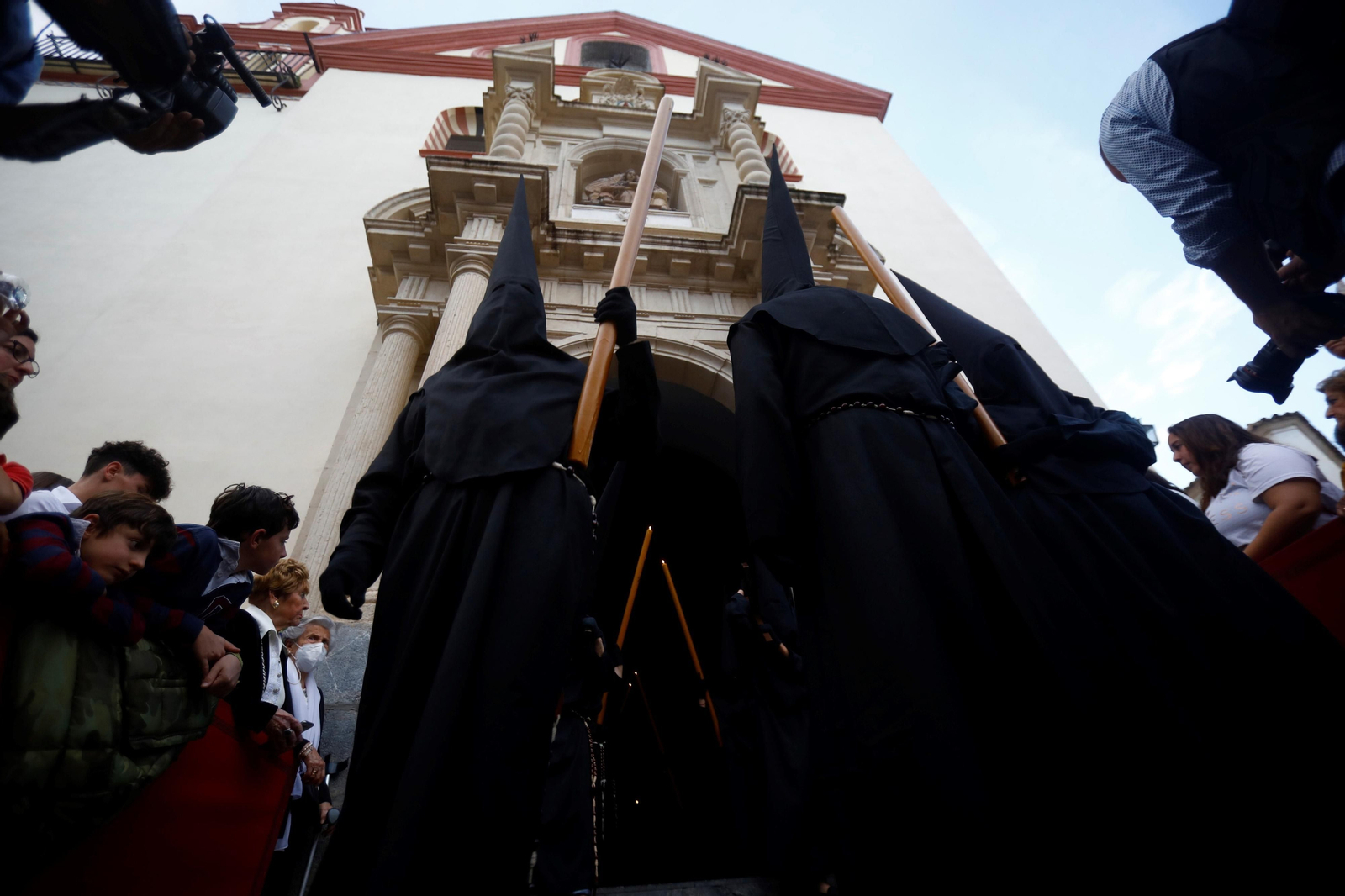 Lunes Santo en Córdoba: la procesión del Vía Crucis, en imágenes