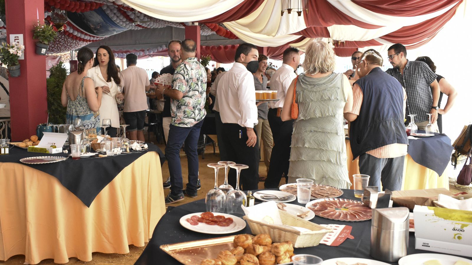 Degustación de productos Sabor Granada en la caseta de la Diputación