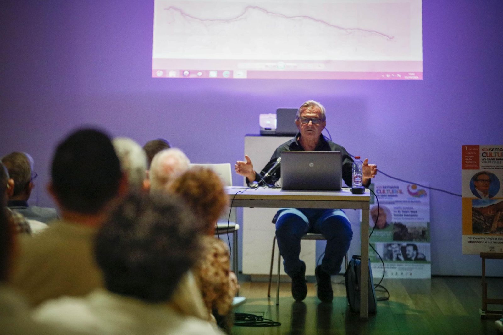 Las imágenes de la conferencia dentro de la "Semana Cultural Puerta Europa" de Ginés Valera en Almería