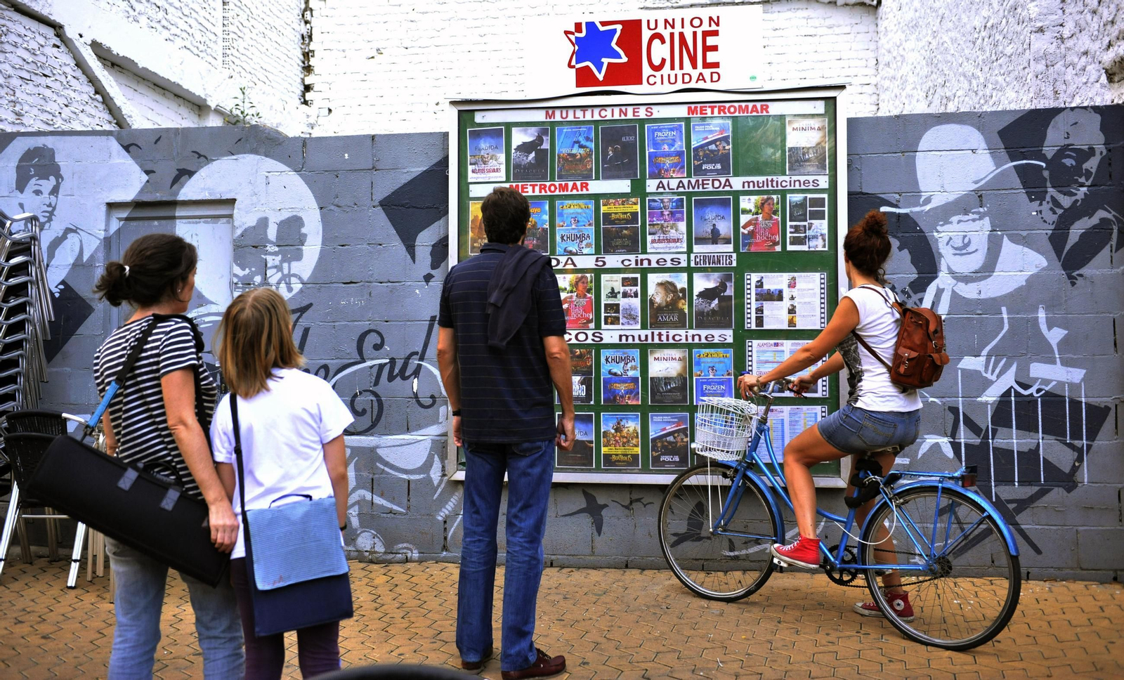 Cartelera de un cine de Andalucía.