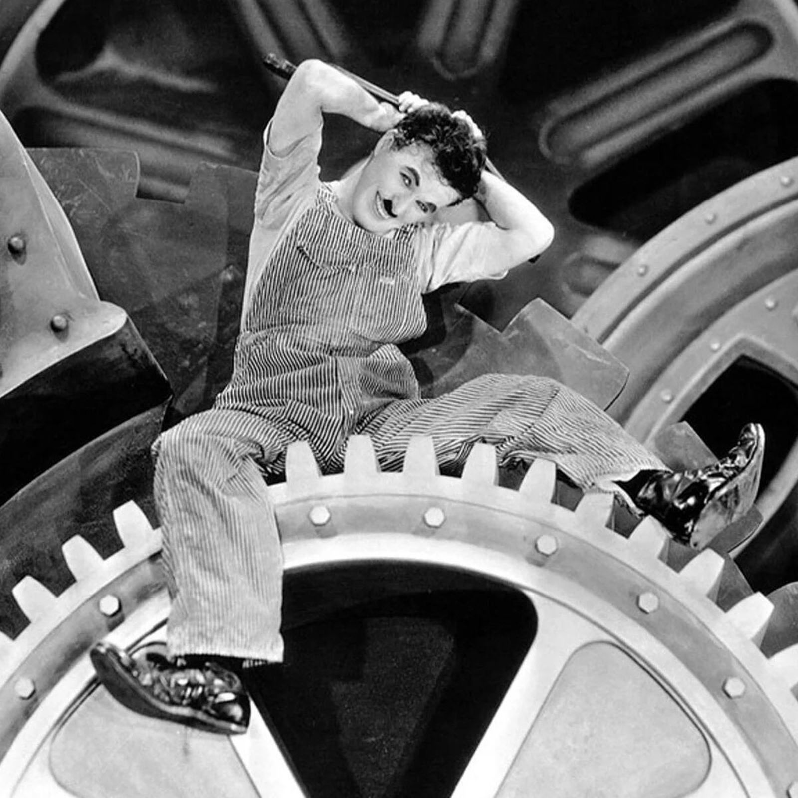 Charles Chaplin en una escena de 'Tiempos Modernos' (1936)