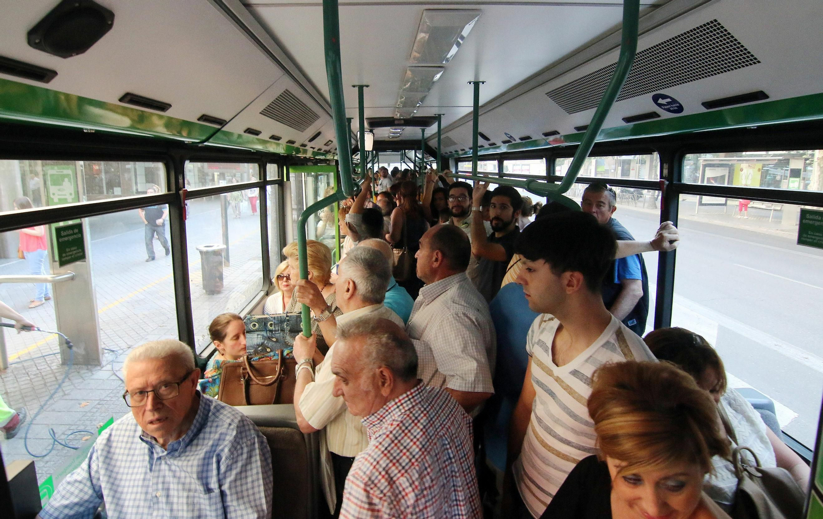 Viajeros en un autobús de Aucorsa.