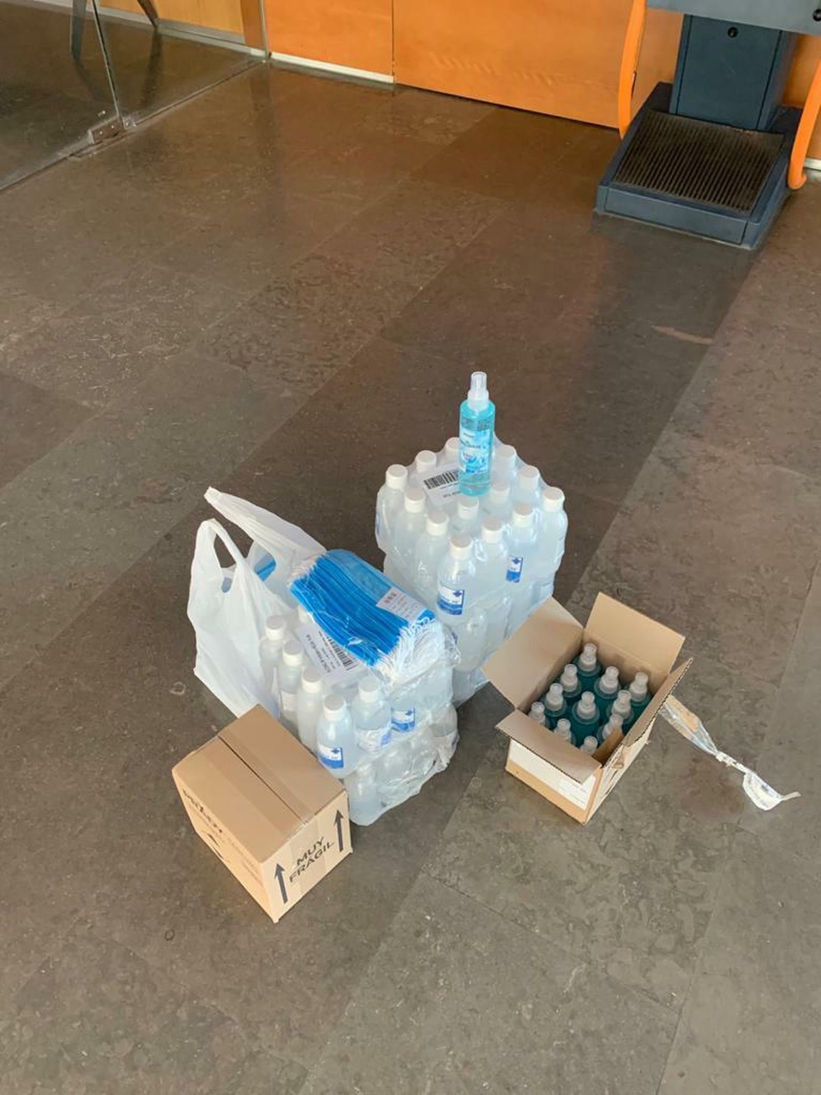 Ciudadanos chinos de Sevilla acuden a las comisarías a donar material sanitario