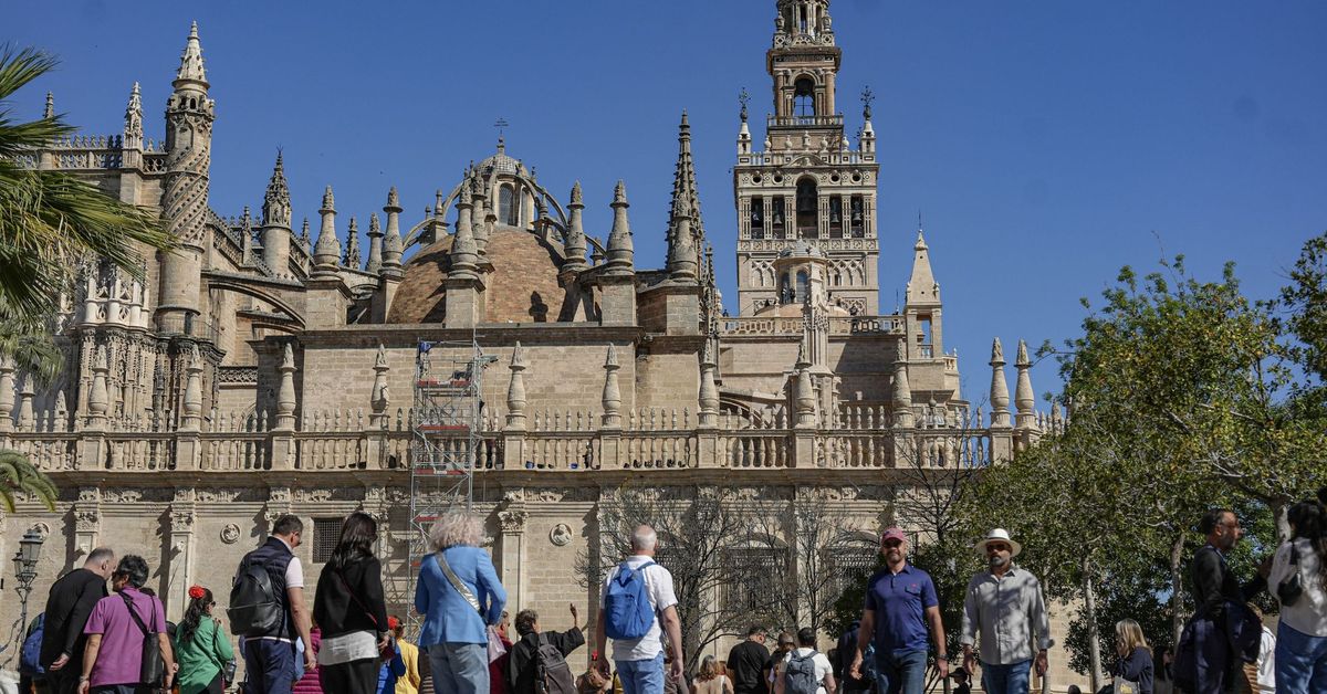 Las empresas turísticas de Sevilla apuestan por la Cartuja, la Macarena y Nervión