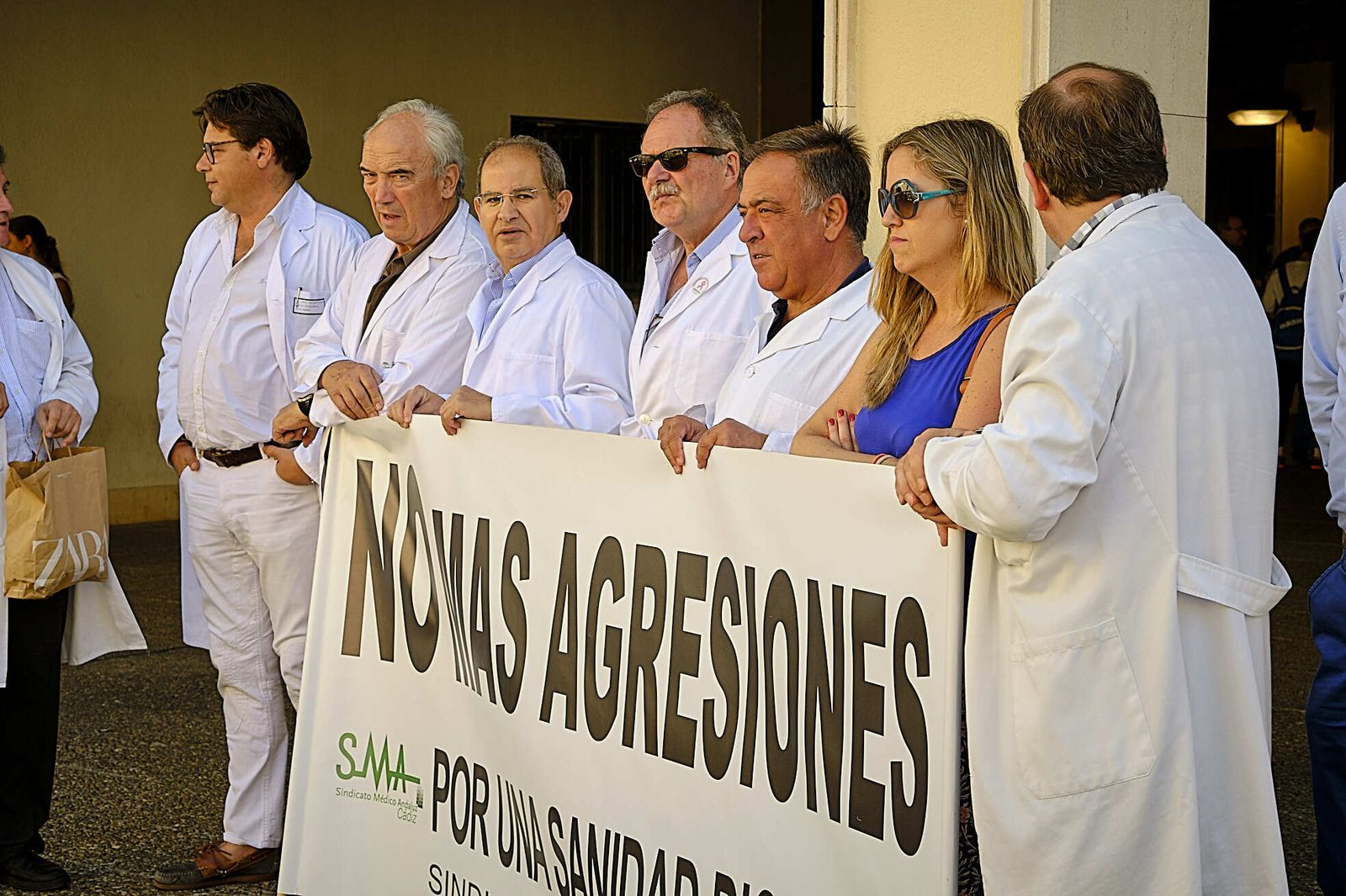 Protesta de especialistas en el hospital Puerta del Mar de Cádiz por las agresiones a médicos.