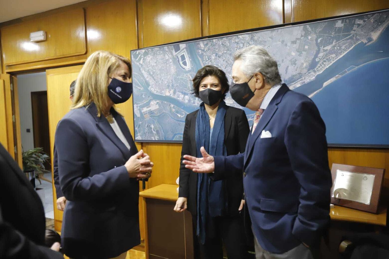 Pilar Miranda junto con Javier Targhetta y Macarena Gutiérrez esta mañana en la sede de la Autoridad Portuaria de Huelva.