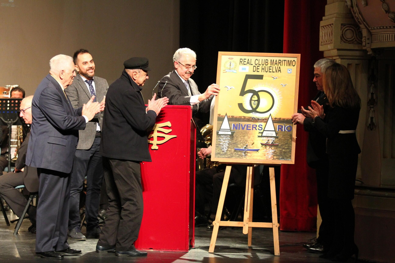 Momento en el que se descubre el cartel conmemorativo.