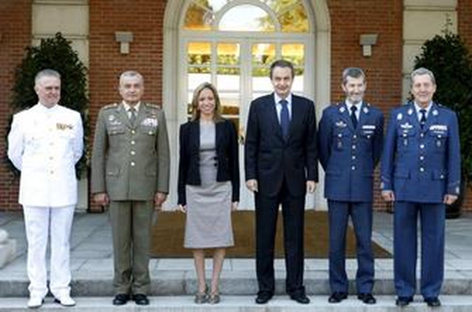 Chacón y Zapatero, con los nuevos miembros de la cúpula militar, los generales Rebollo, Coll, Rodríguezy Jiménez Ruiz.