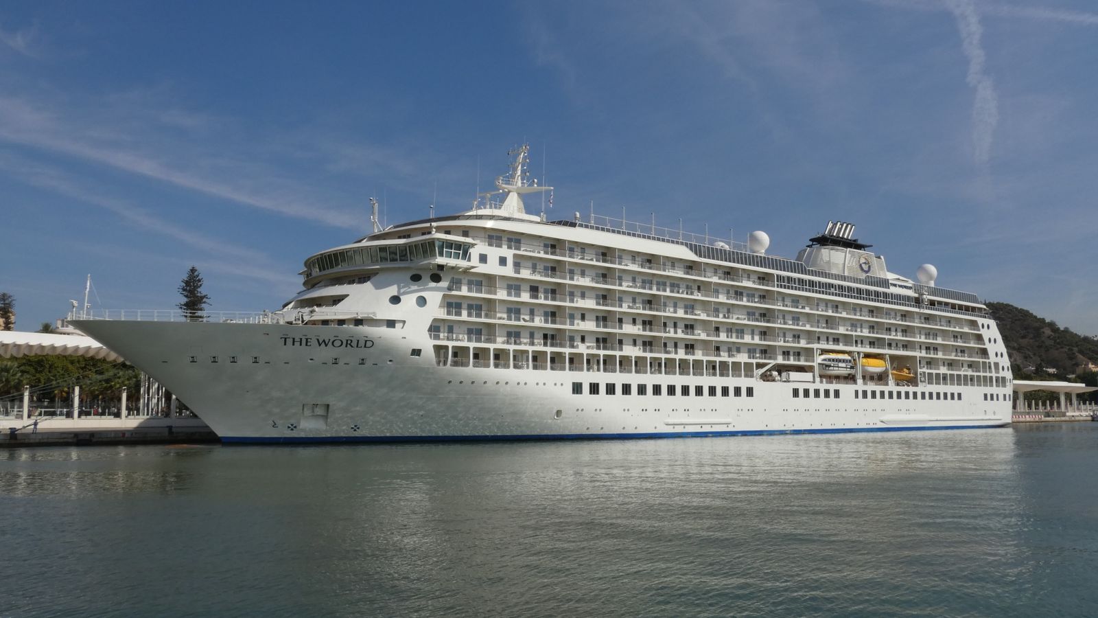 Vista del buque 'The World' en Málaga.