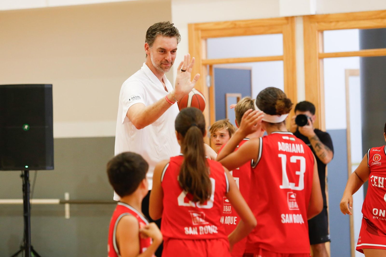 Fotos del encuentro de Pau Gasol con niños en el pabellón de San Roque