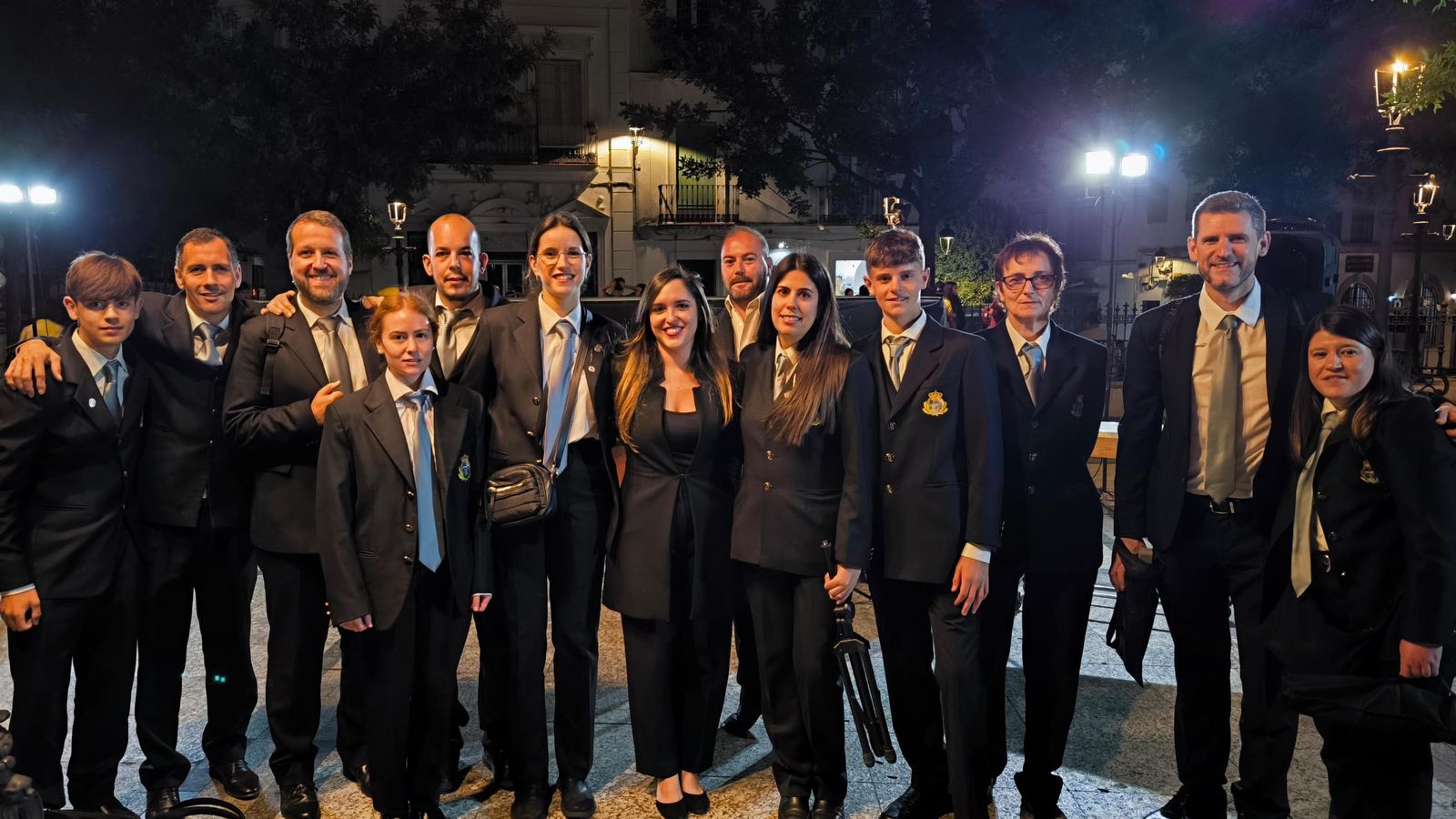 Irene Isabel en el centro junto a algunos de los componentes de su banda