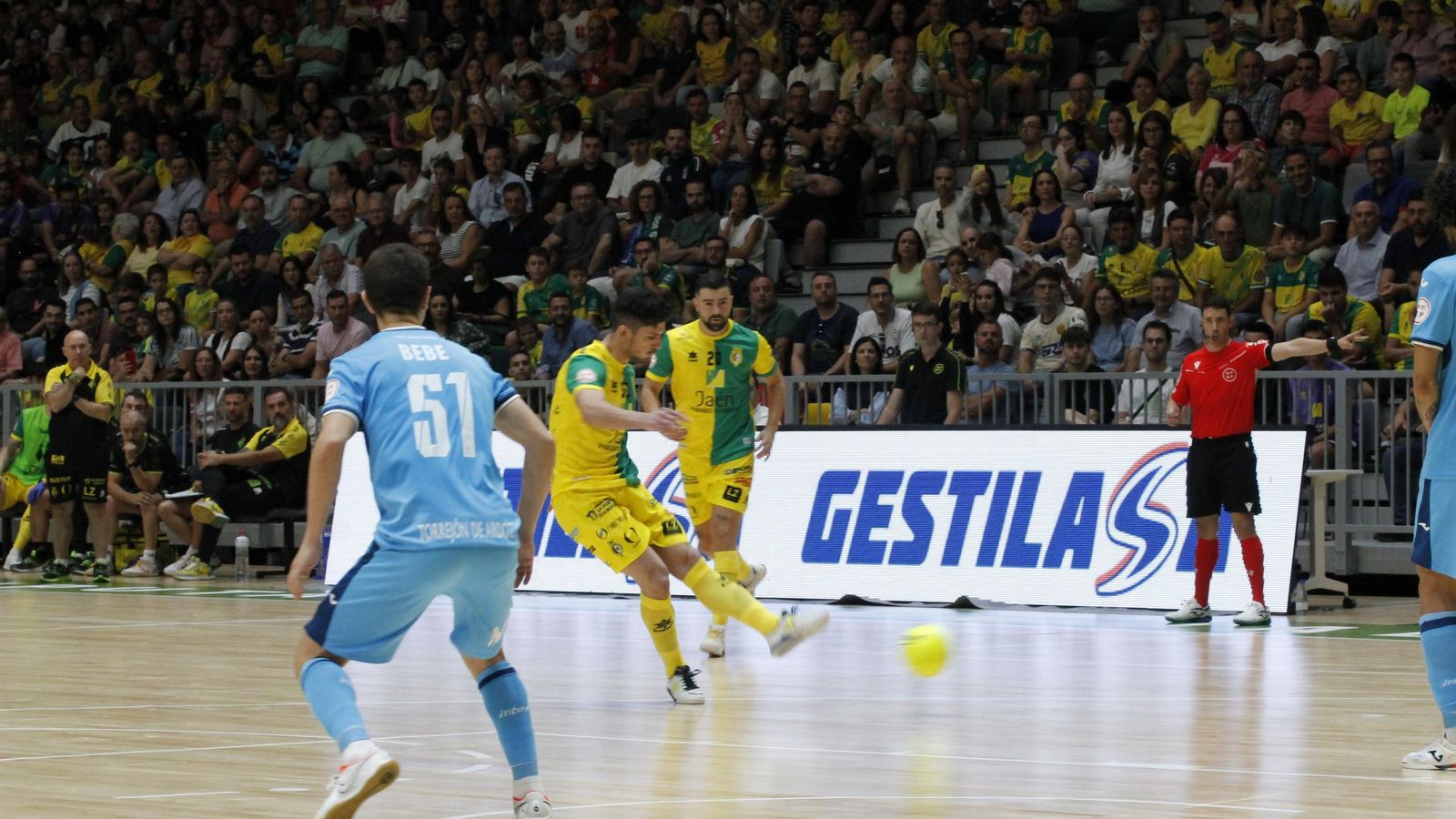 Antoniazzi intentó ver puerta a balón parado.