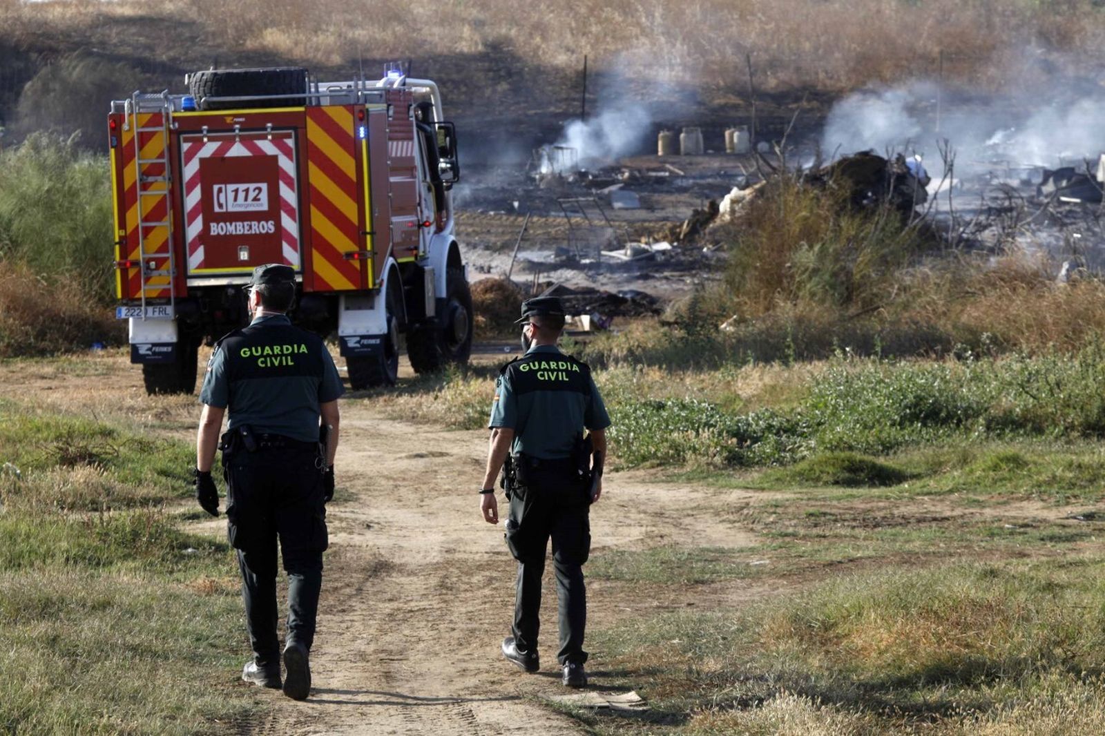 Efectivos de la Guardia Civil, en la zona afectada por las llamas.