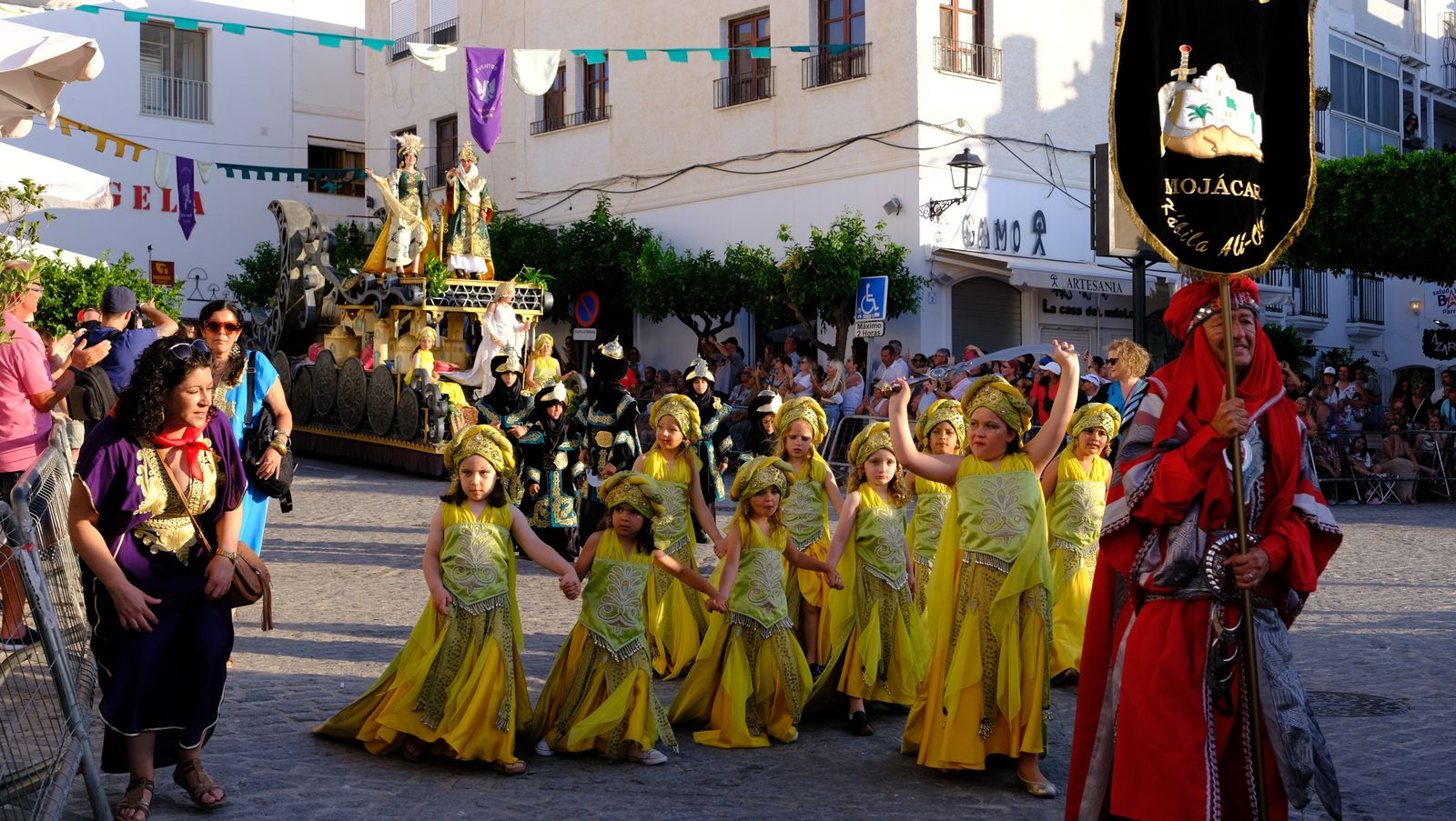 El espectacular desfile de Moros y Cristianos de Mojácar, en imágenes