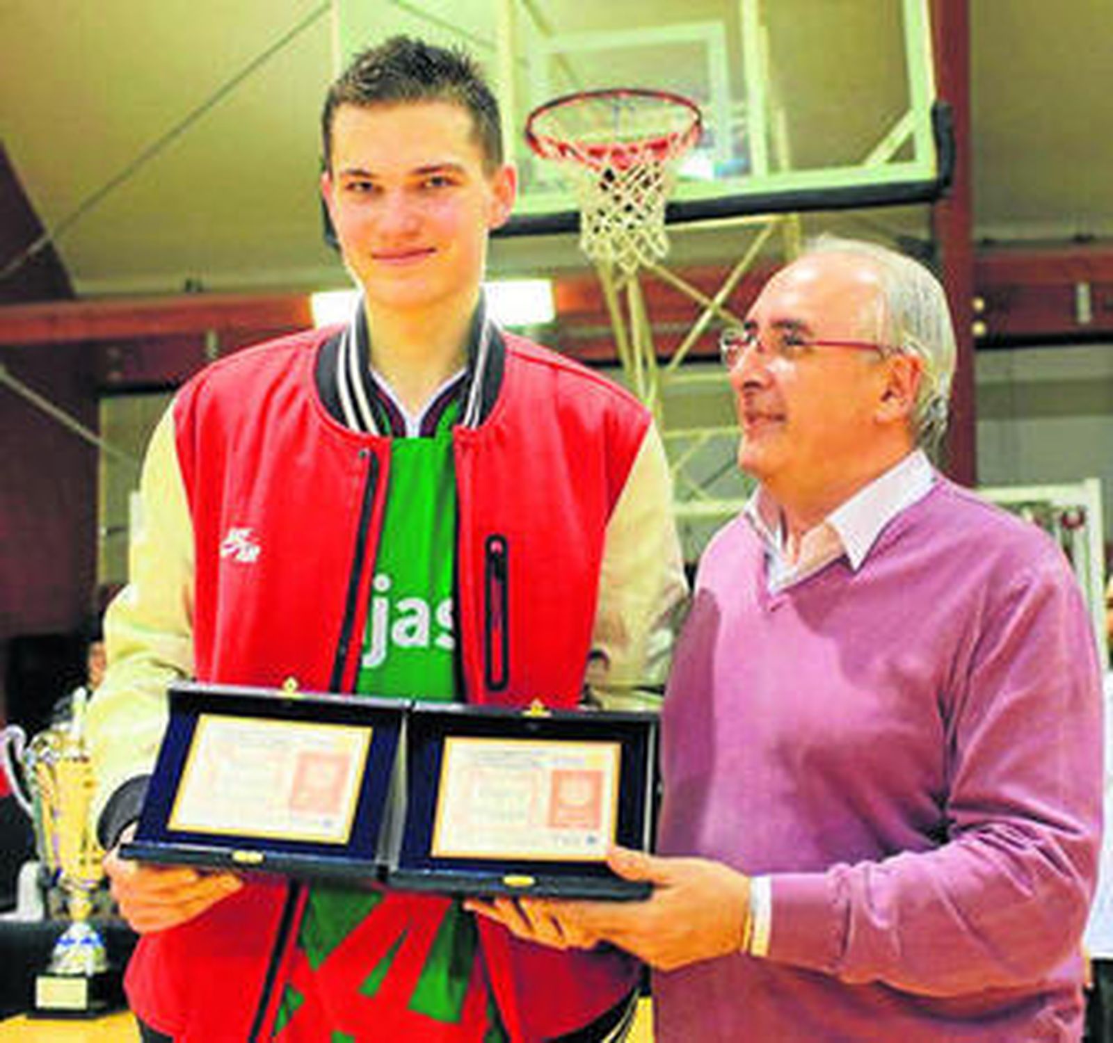 El ala-pívot recibe dos placas: MVP del torneo e integrante del cinco ideal.