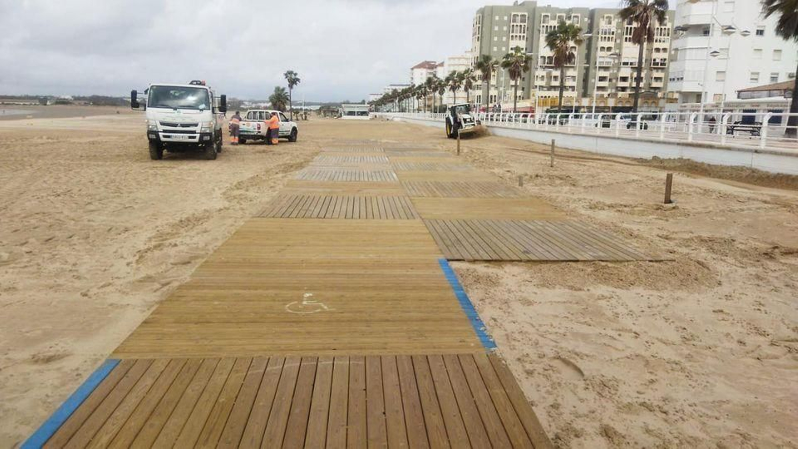 Algunas de las nuevas pasarelas que se instalan en las playas.