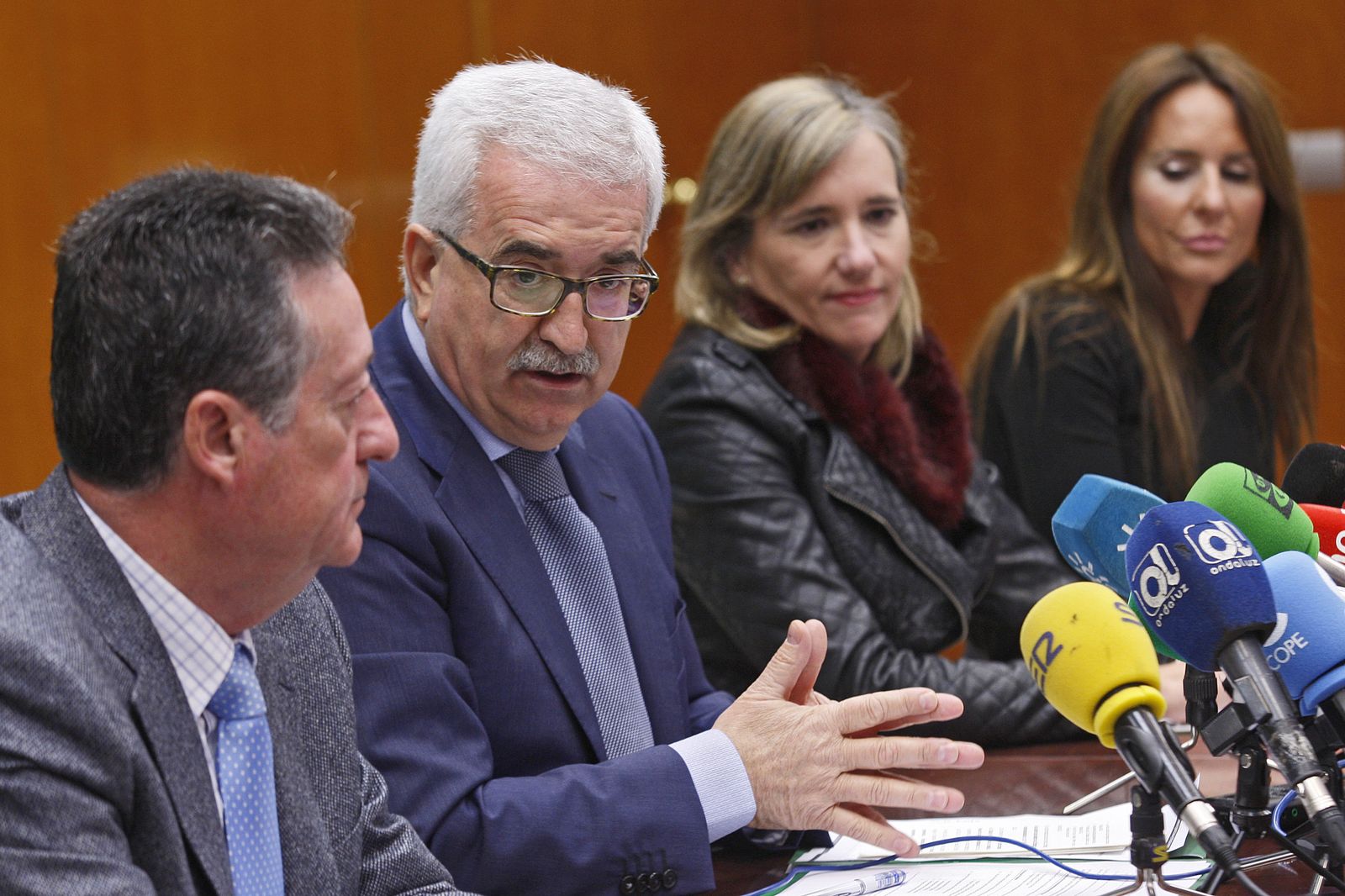Los firmantes del acuerdo, ayer en la sede de la Junta en Cádiz.
