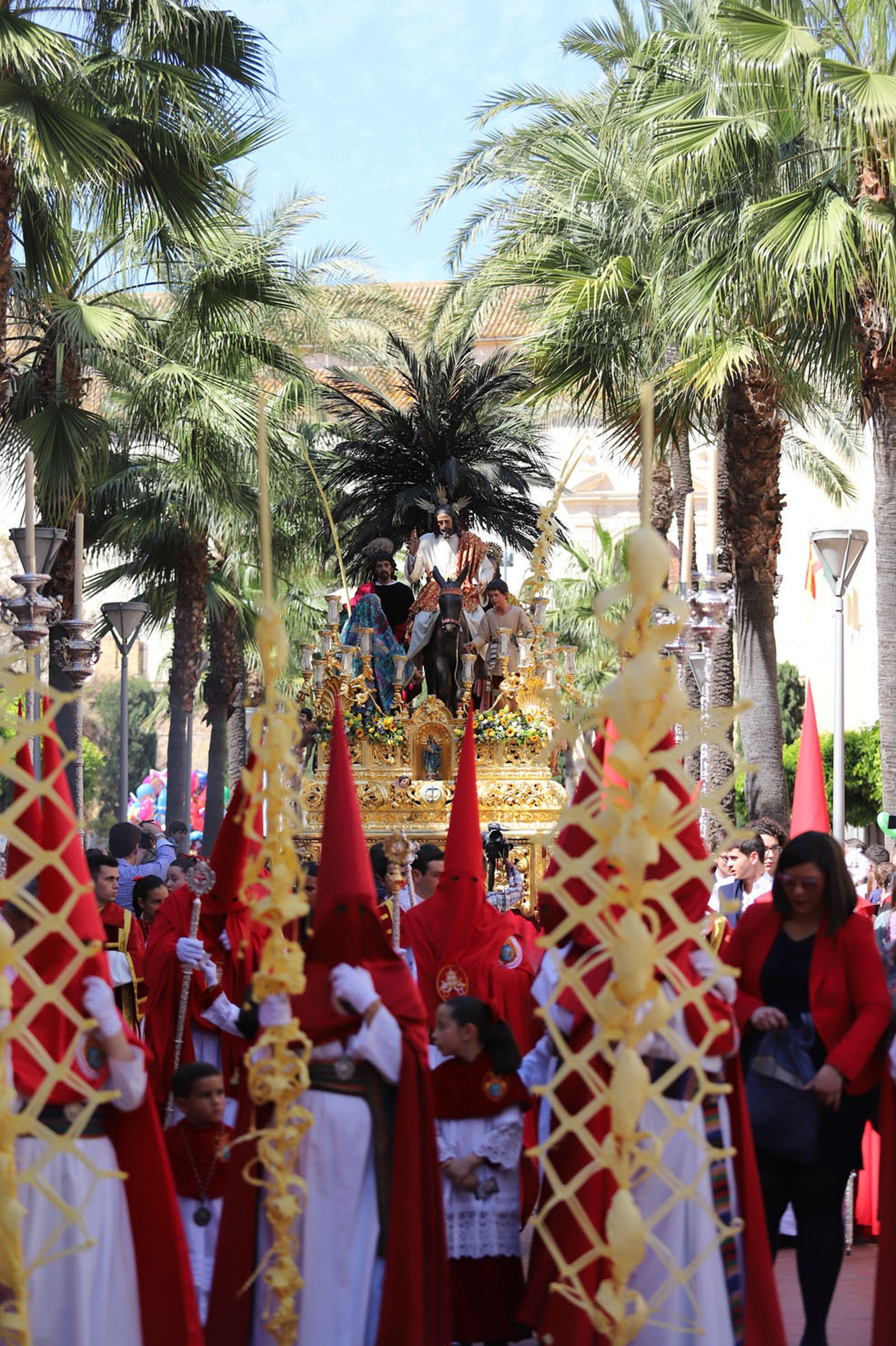 Imágenes del recorrido de la Borriquita  por las calles de Huelva