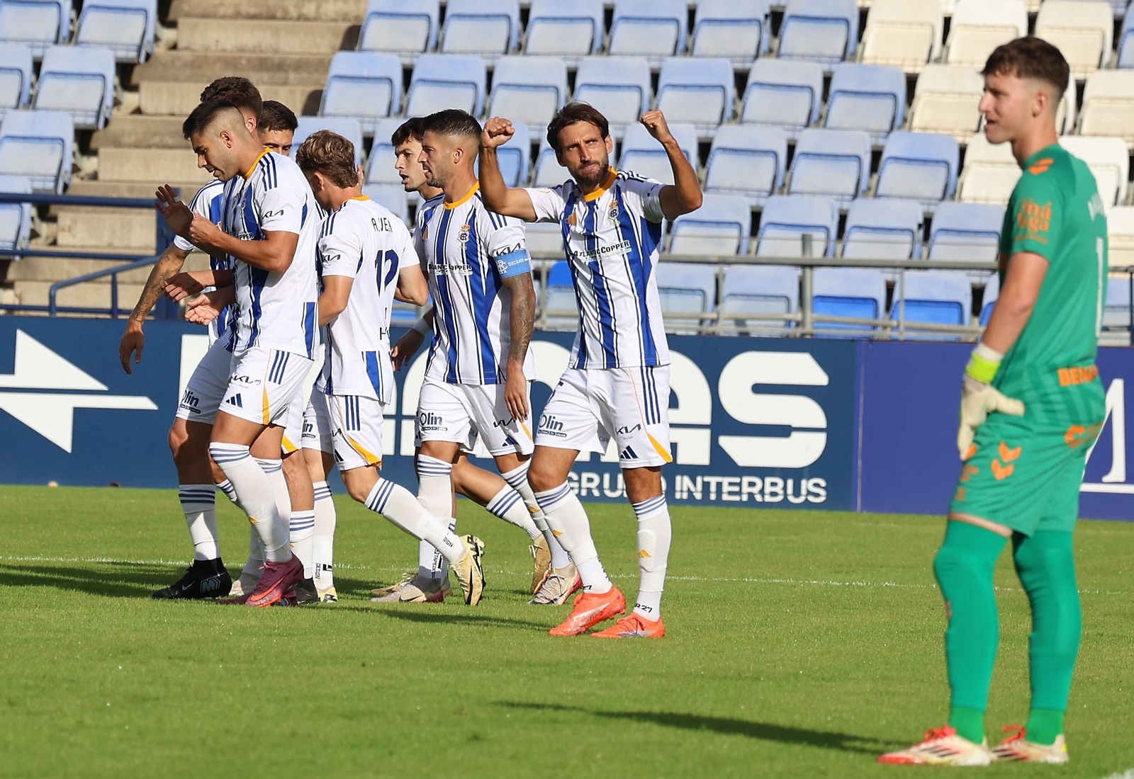 Los jugadores del Recre celebran el gol de Álex Bernal.