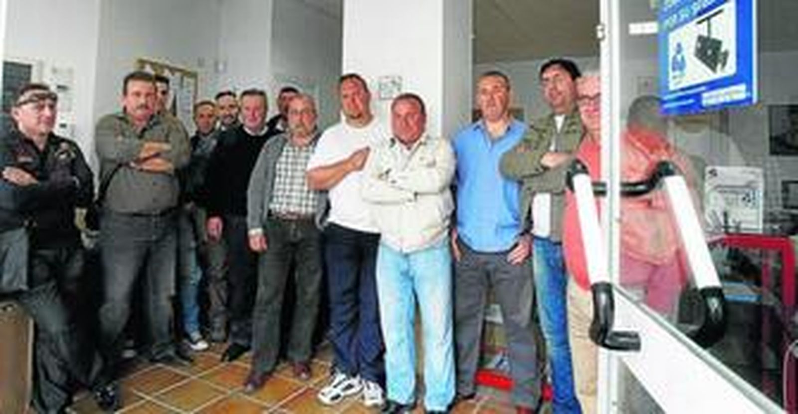 Los trabajadores de Esabe, encerrados ayer en las instalaciones de la calle Hibiscos.