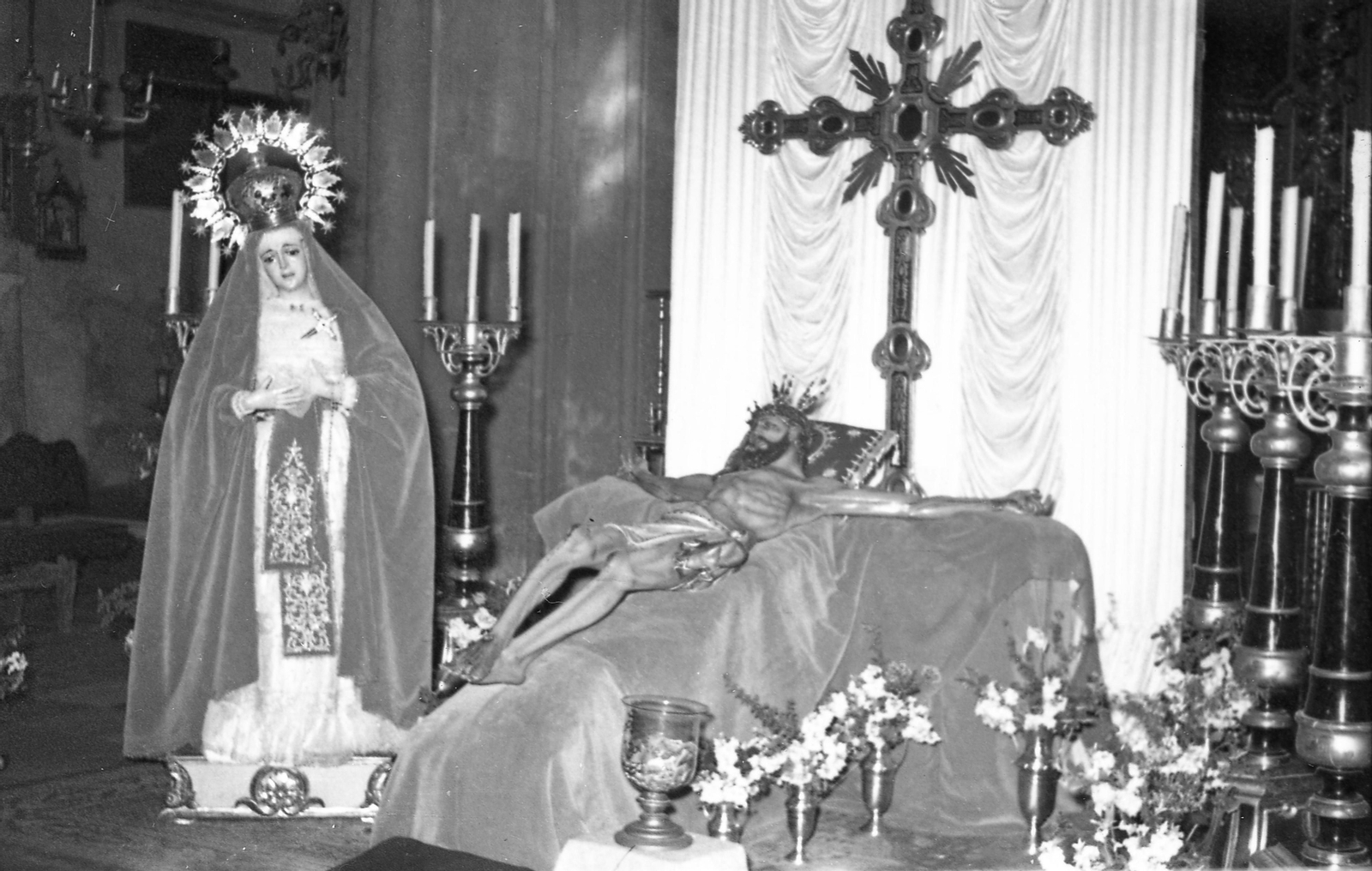 El Cristo de la Misericordia y Nuestra Señora de las Lágrimas, en besapiés en los años cincuenta.