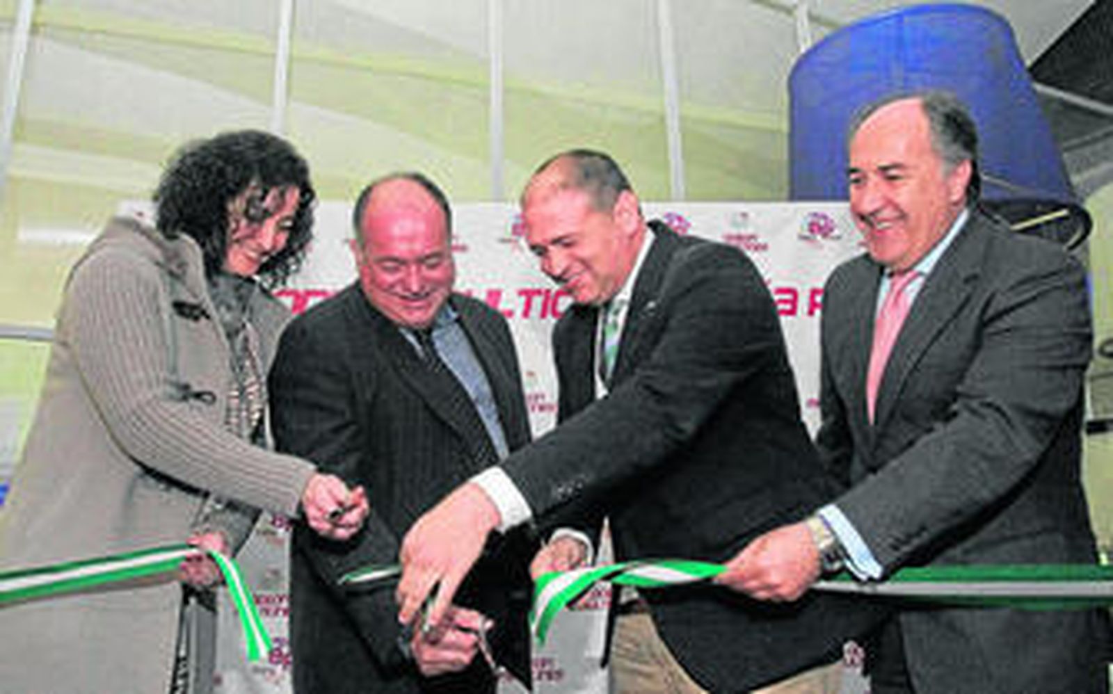 Raquel Díaz, de Starboard, y Luis Millán, de Odeón, reabren el cine ante los alcaldes de Los Barrios y Algeciras, anoche en Bahía Plaza.