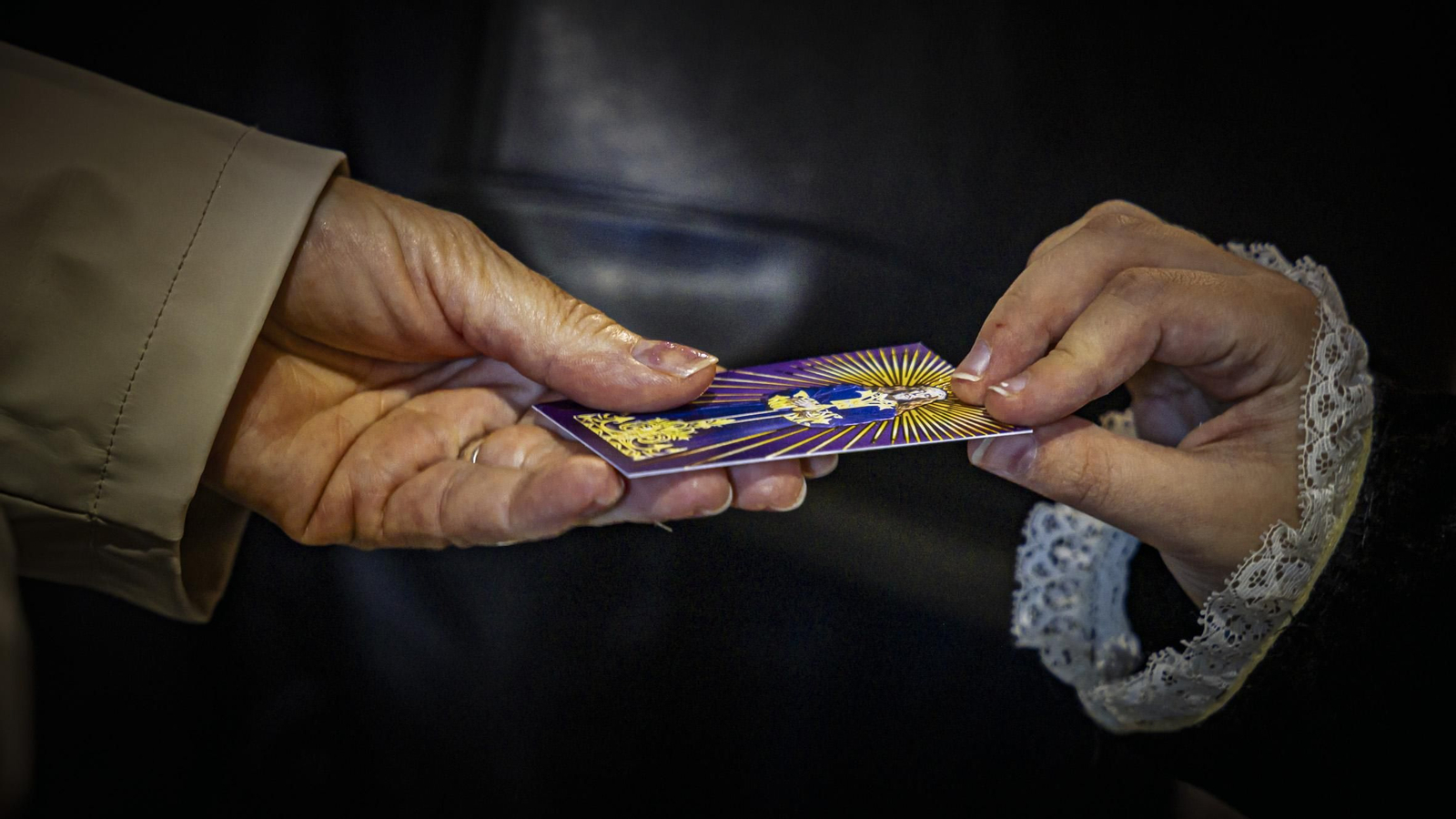 Las imágenes del besapié del primer viernes de marzo al Medinaceli en la Iglesia de Santa Cruz de Cádiz
