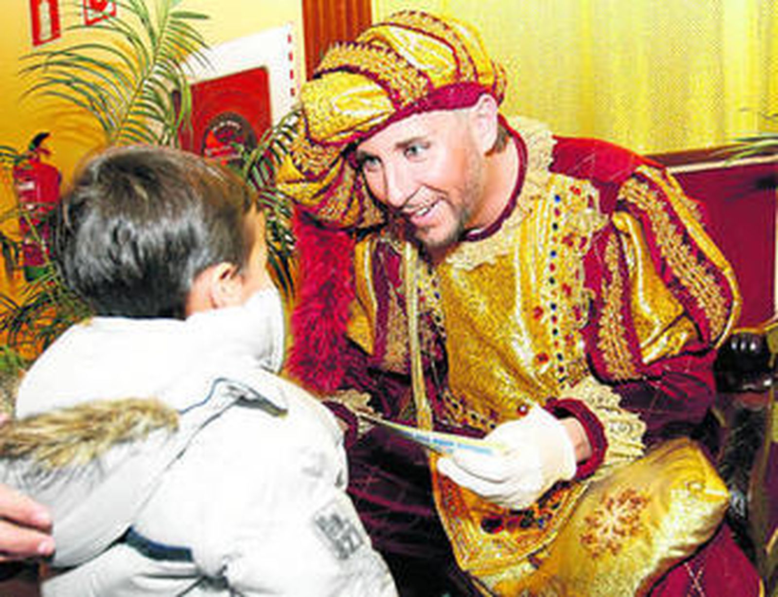 El Cartero Real recibió ayer numerosas cartas de los niños para los Reyes Magos.