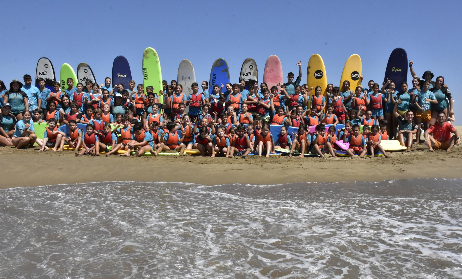 Foto de familia en la playa de Punta del Moral.