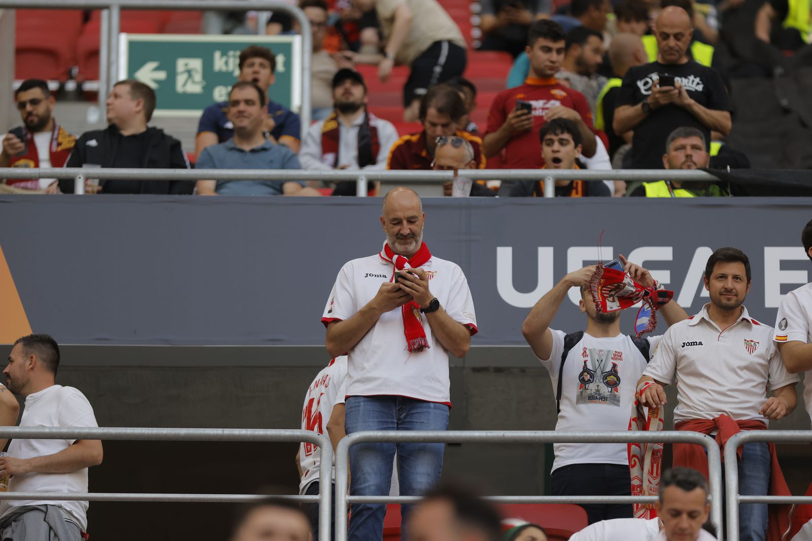 Búscate en las fotos del Sevilla-Roma