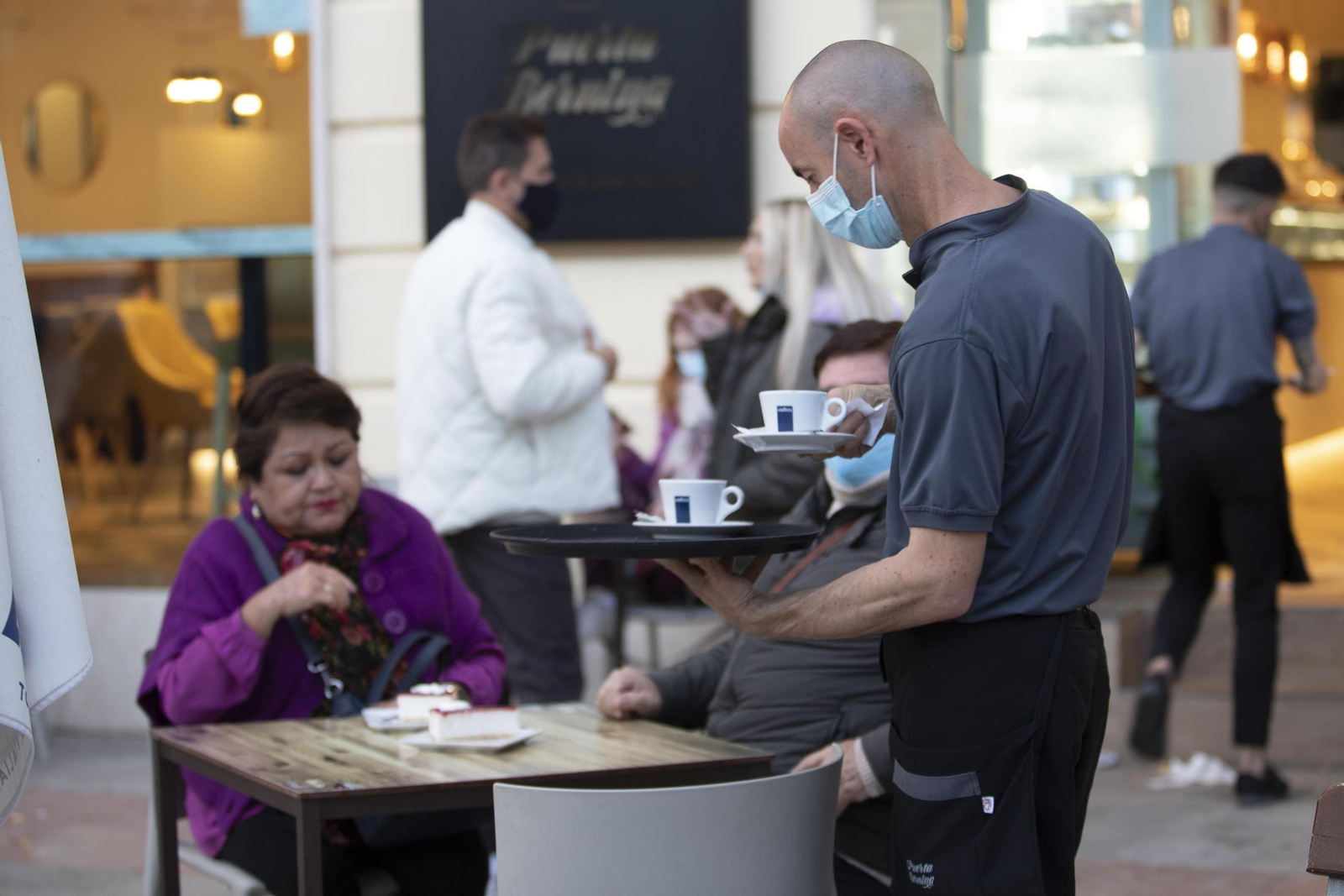 Fotos: los bares y comercios de Granada vuelven a abrir hasta la noche