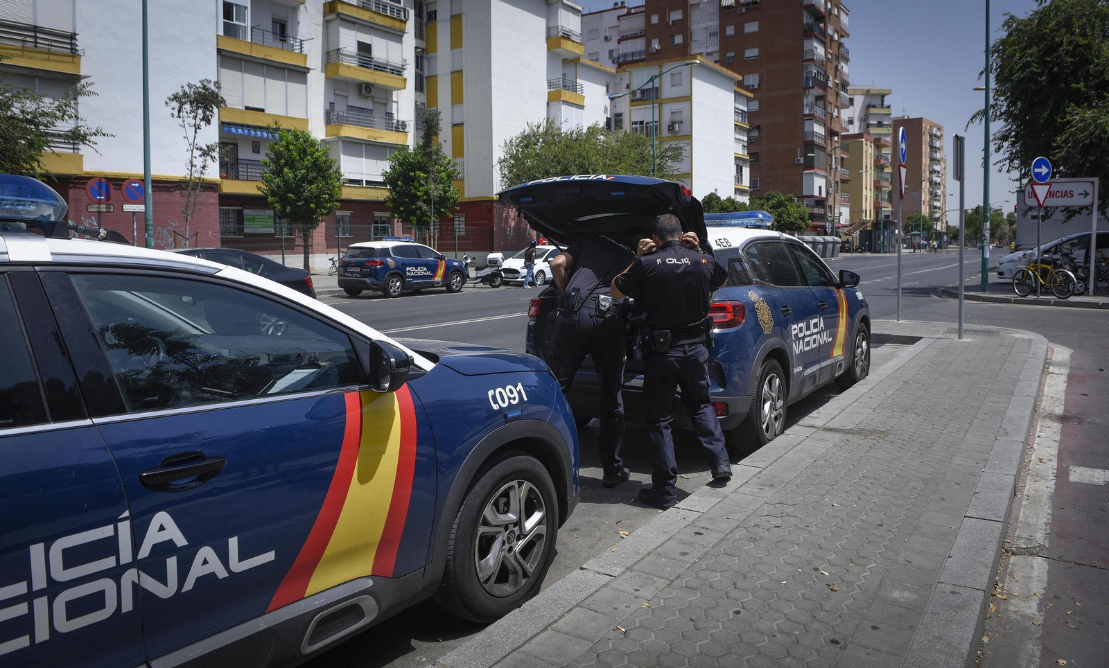 Policías nacionales, en una calle del distrito Macarena.