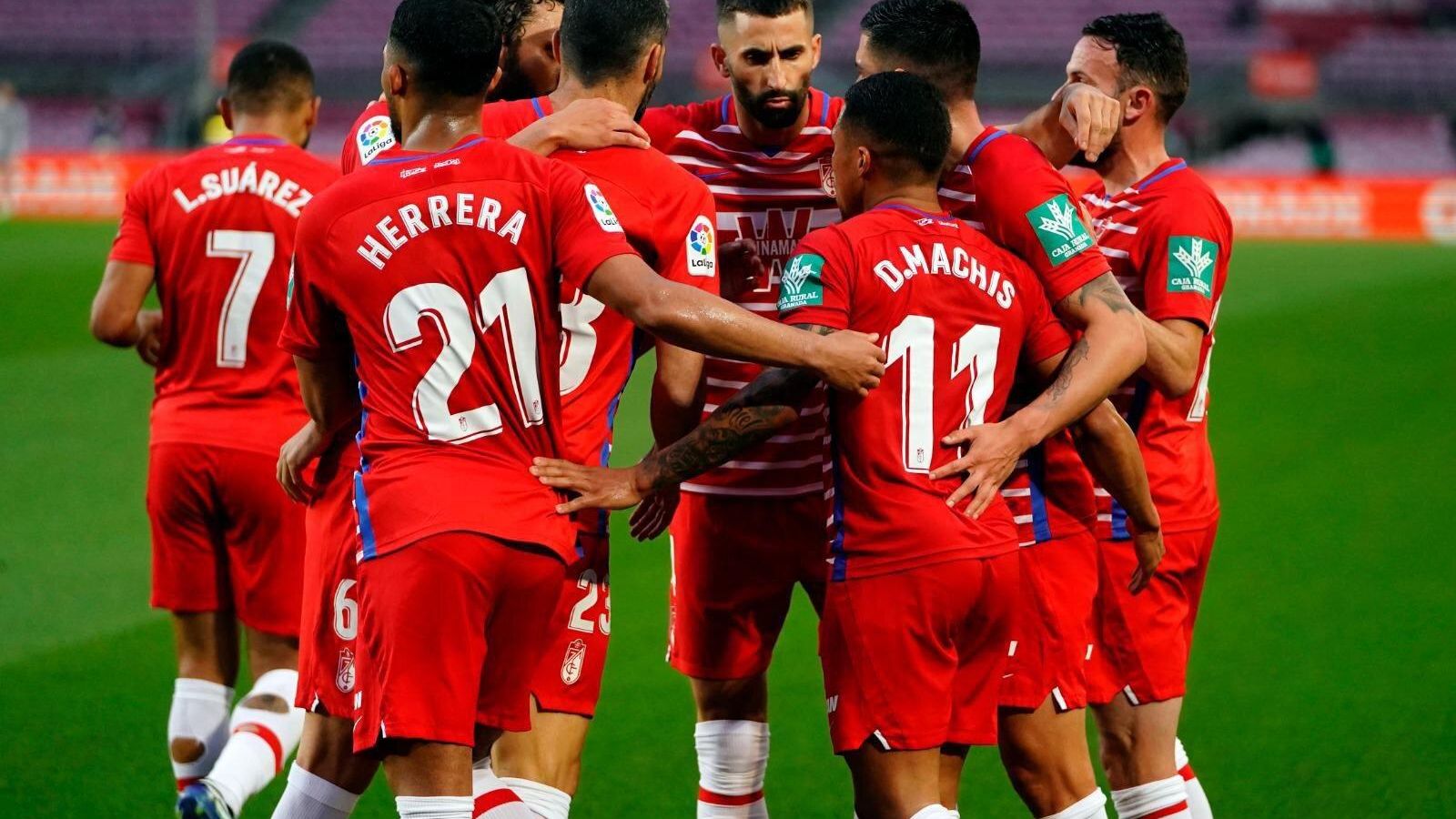 Los jugadores del Granada CF celebran uno de los tantos del choque.