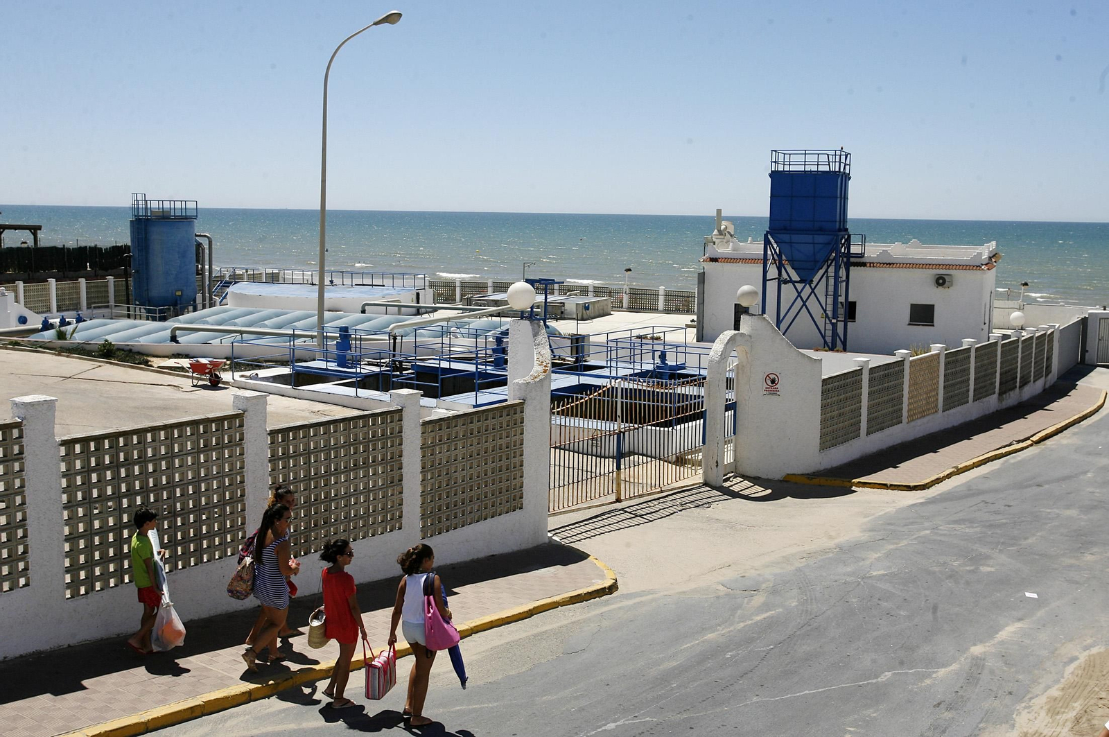 Un grupo de bañistas baja a la playa de Matalascañas.