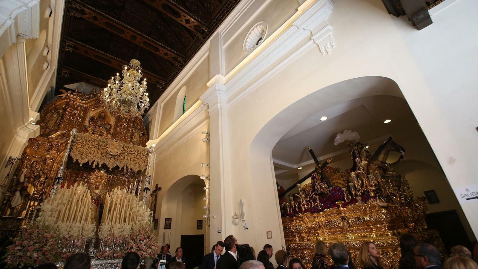 Los templos abren sus puertas al público para que pueda visitar a los titulares.